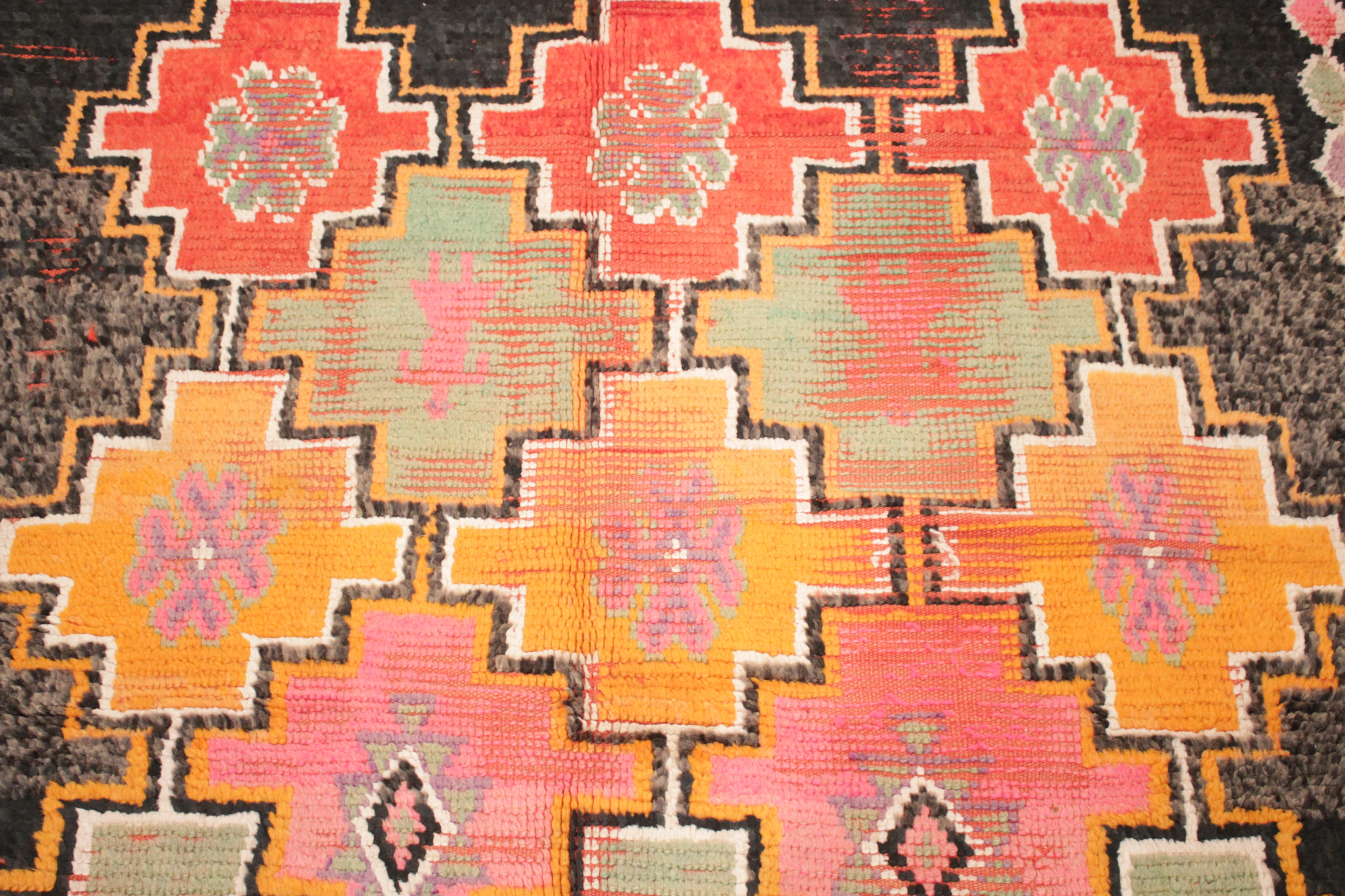 Marokkanischer Boujad-Berberteppich mit schwarzem Grund und polychrom gestuften Diamanten, Vintage (Stammeskunst) im Angebot