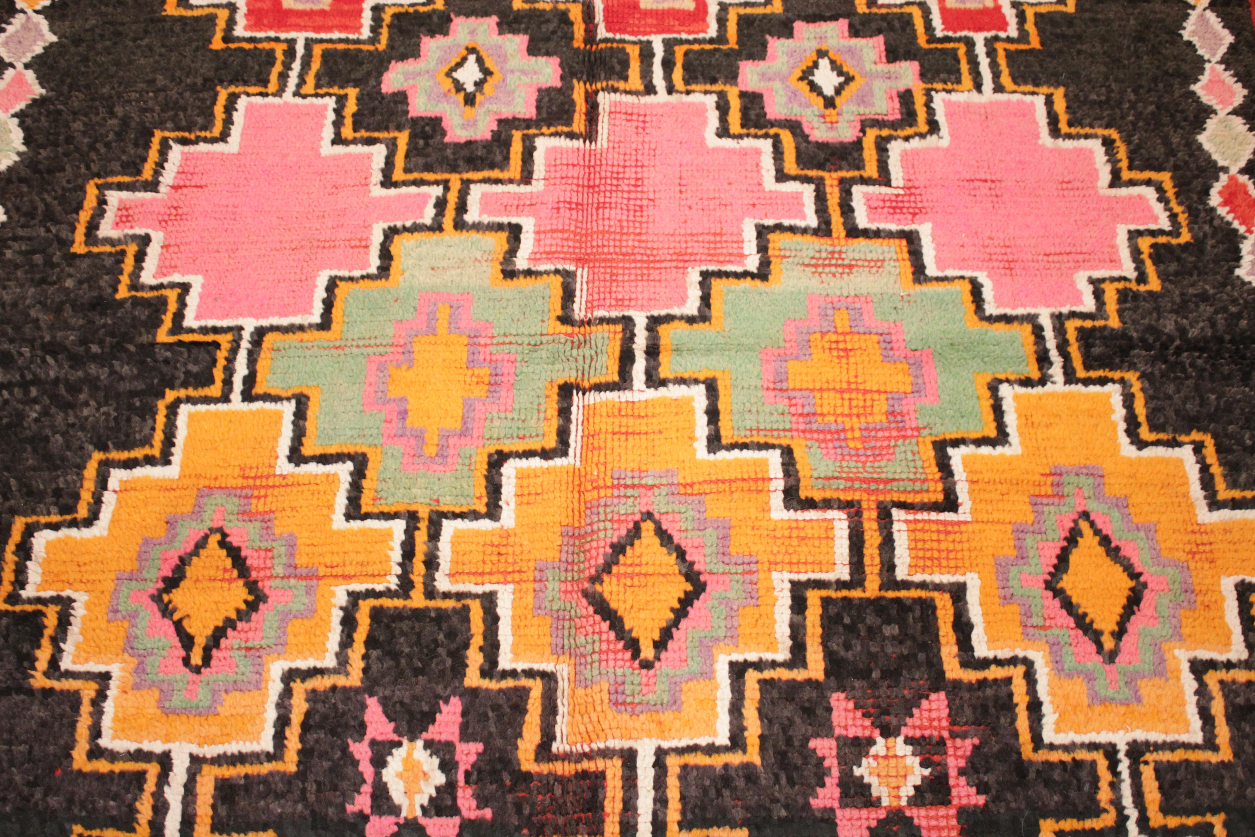 Marokkanischer Boujad-Berberteppich mit schwarzem Grund und polychrom gestuften Diamanten, Vintage (Handgeknüpft) im Angebot