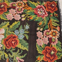 Kilim de Besarabia vintage de color negro con motivos botánicos