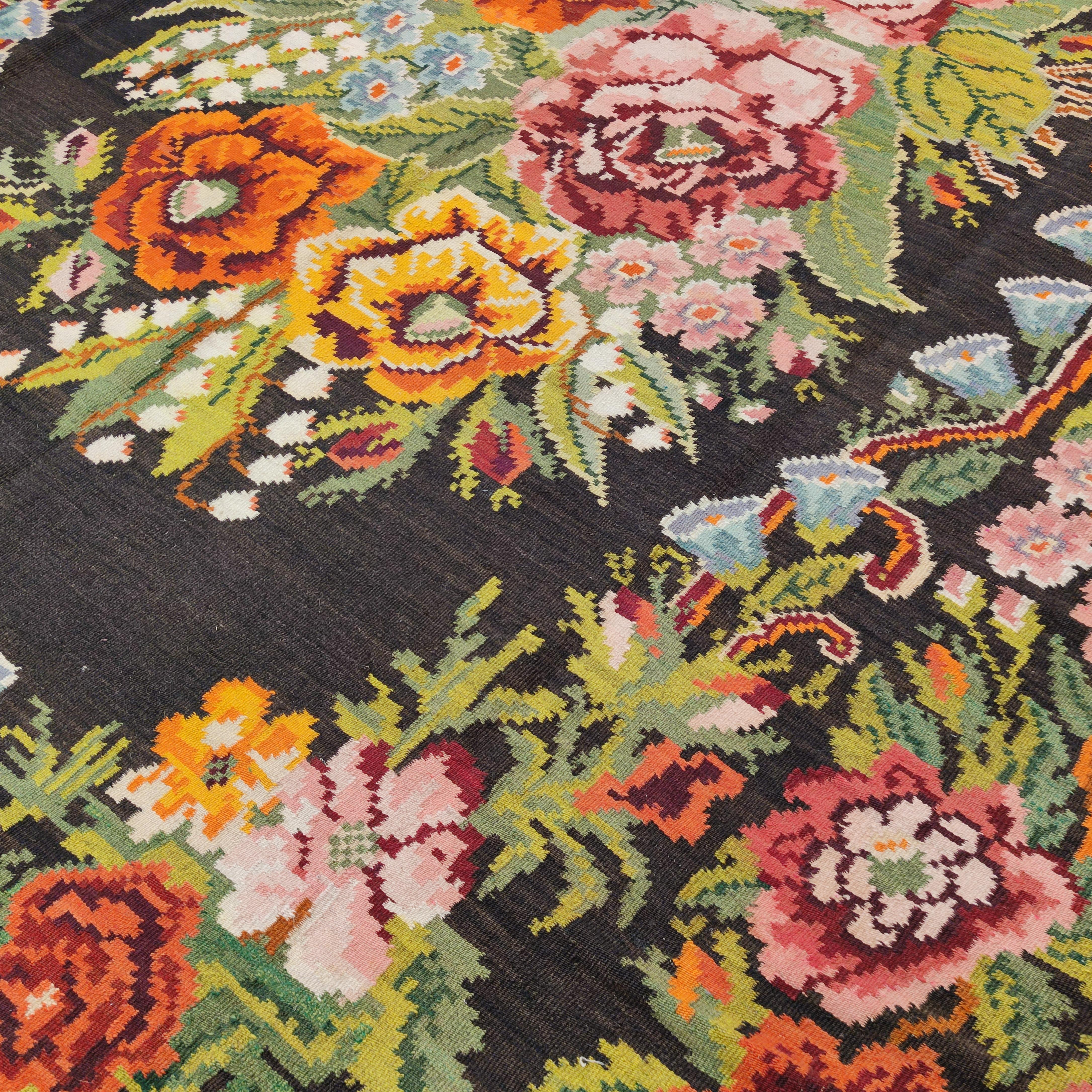 Übergroßer bessarabischer Vintage-Kelim mit botanischem Muster auf schwarzem Grund (Bessarabisch) im Angebot