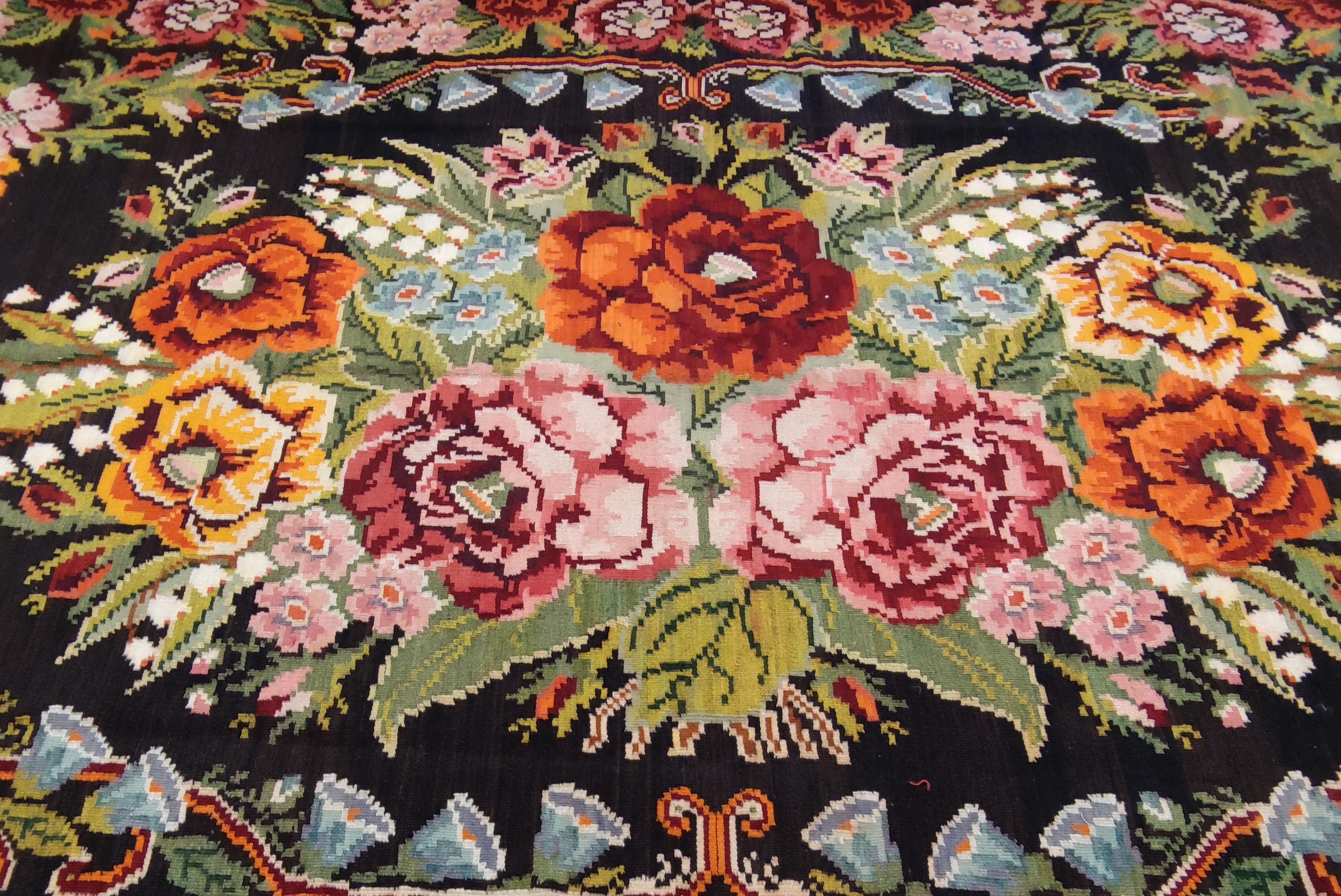 Übergroßer bessarabischer Vintage-Kelim mit botanischem Muster auf schwarzem Grund (Ukrainisch) im Angebot