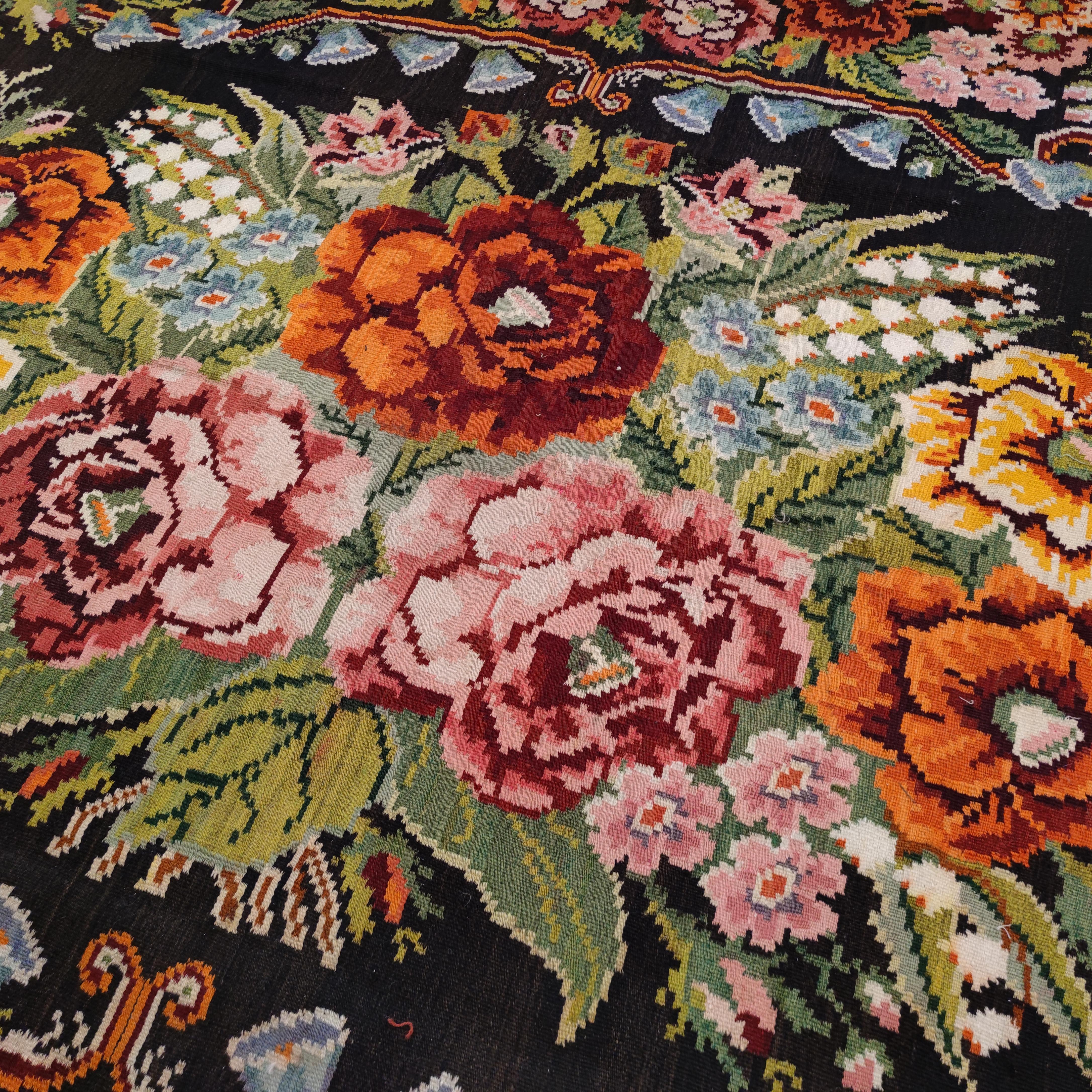 Übergroßer bessarabischer Vintage-Kelim mit botanischem Muster auf schwarzem Grund (Handgewebt) im Angebot