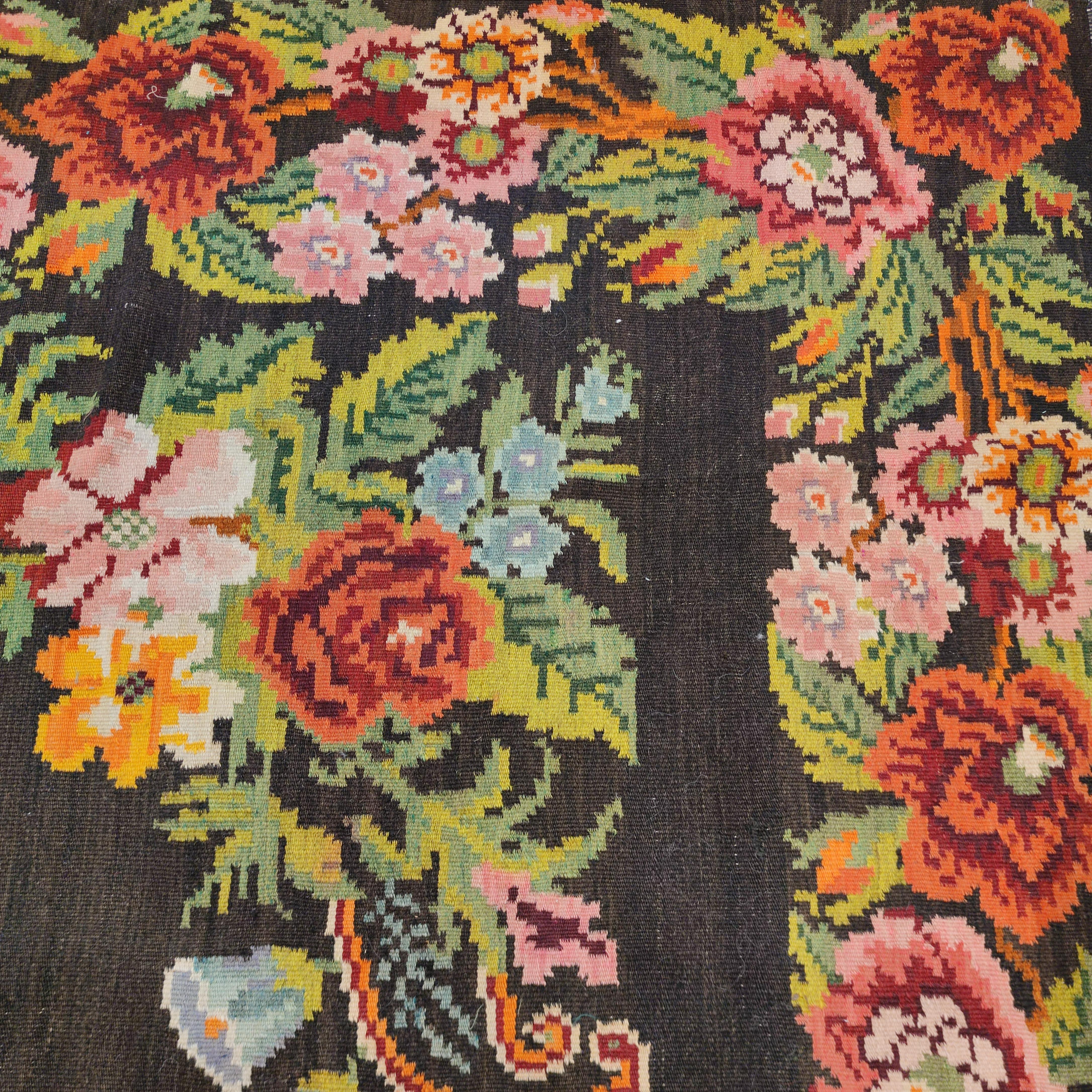 Übergroßer bessarabischer Vintage-Kelim mit botanischem Muster auf schwarzem Grund im Zustand „Hervorragend“ im Angebot in Milan, IT