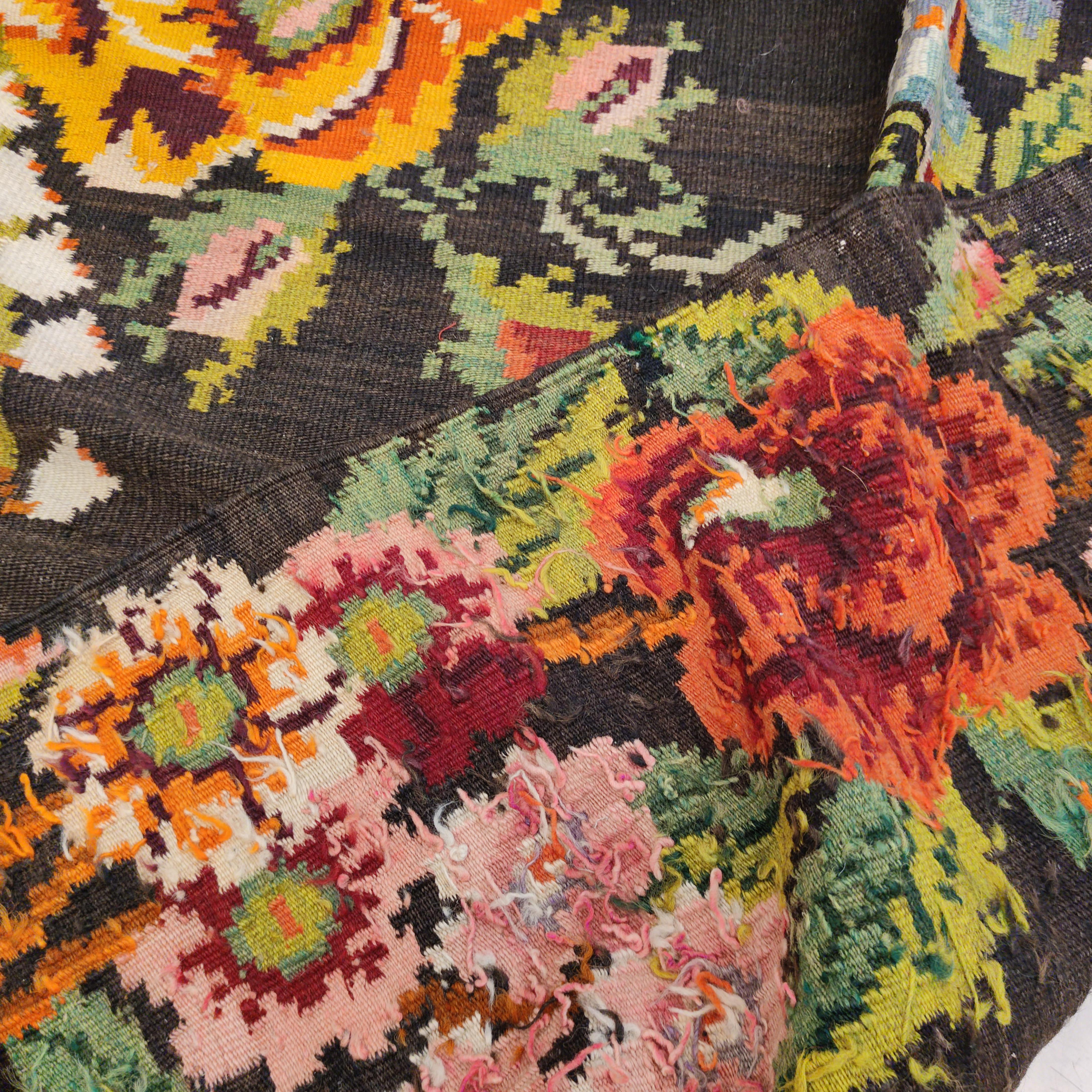 Übergroßer bessarabischer Vintage-Kelim mit botanischem Muster auf schwarzem Grund (Mitte des 20. Jahrhunderts) im Angebot
