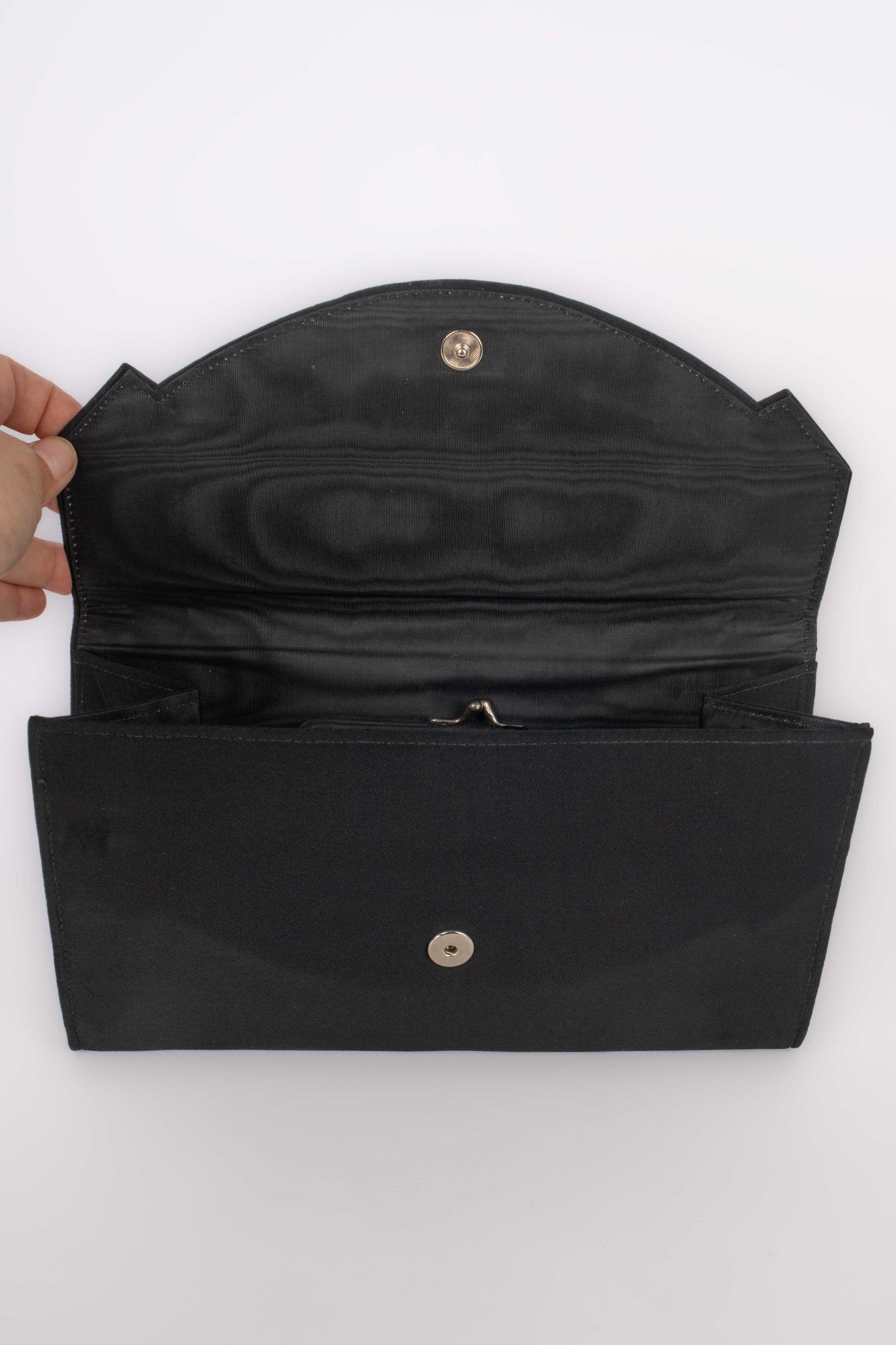 Vintage Black Handbag with Brooch For Sale 4