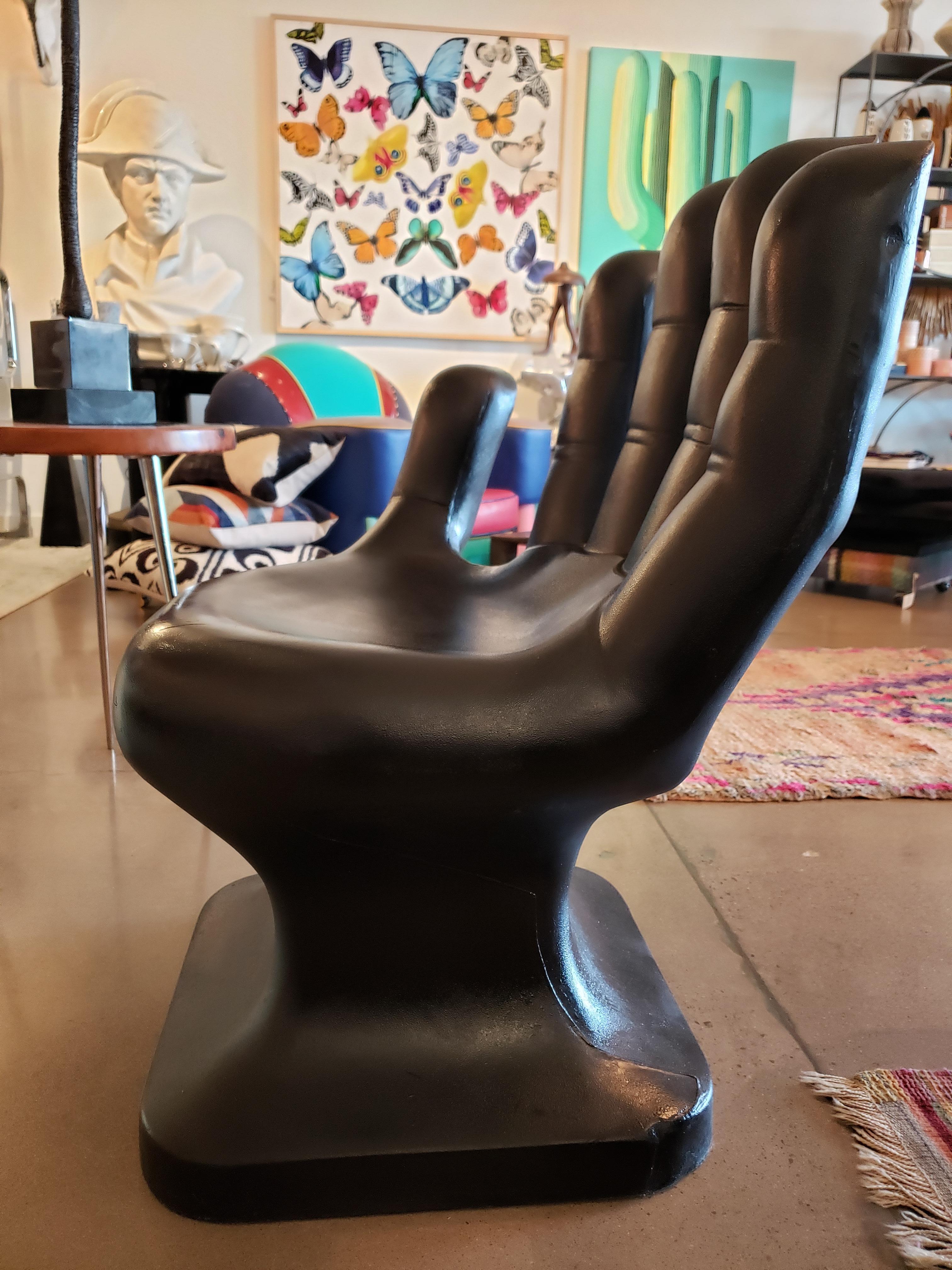 Schwarzer „Hands Up“-Stuhl im Vintage-Stil (Kunststoff) im Angebot