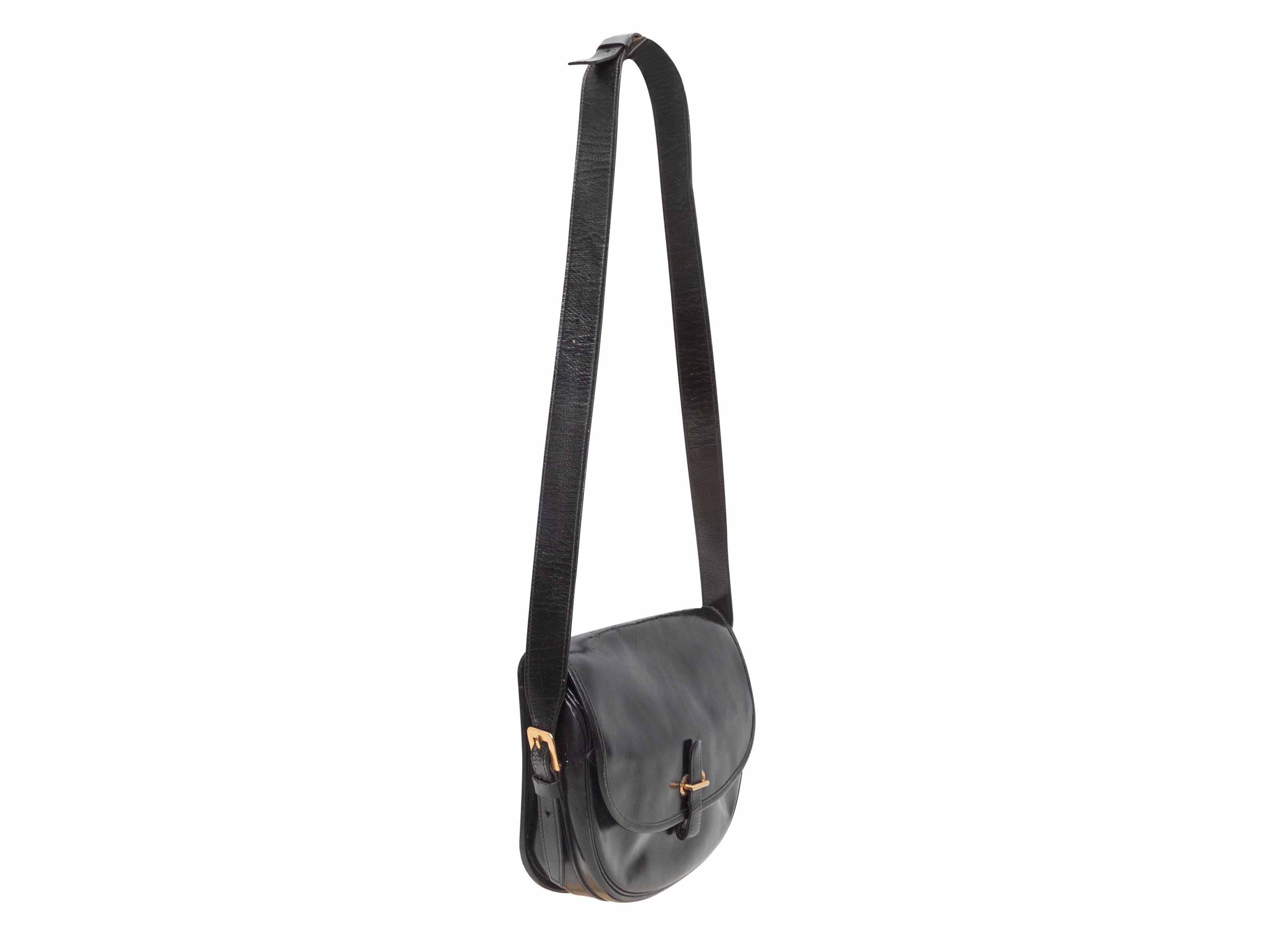 Vintage Black Hermes Balle de Golf Tasche. Die Balle de Golf Tasche verfügt über einen Lederkörper, goldfarbene Beschläge, einen einzelnen flachen Schulterriemen und einen Verschluss mit Frontklappe. 9,25