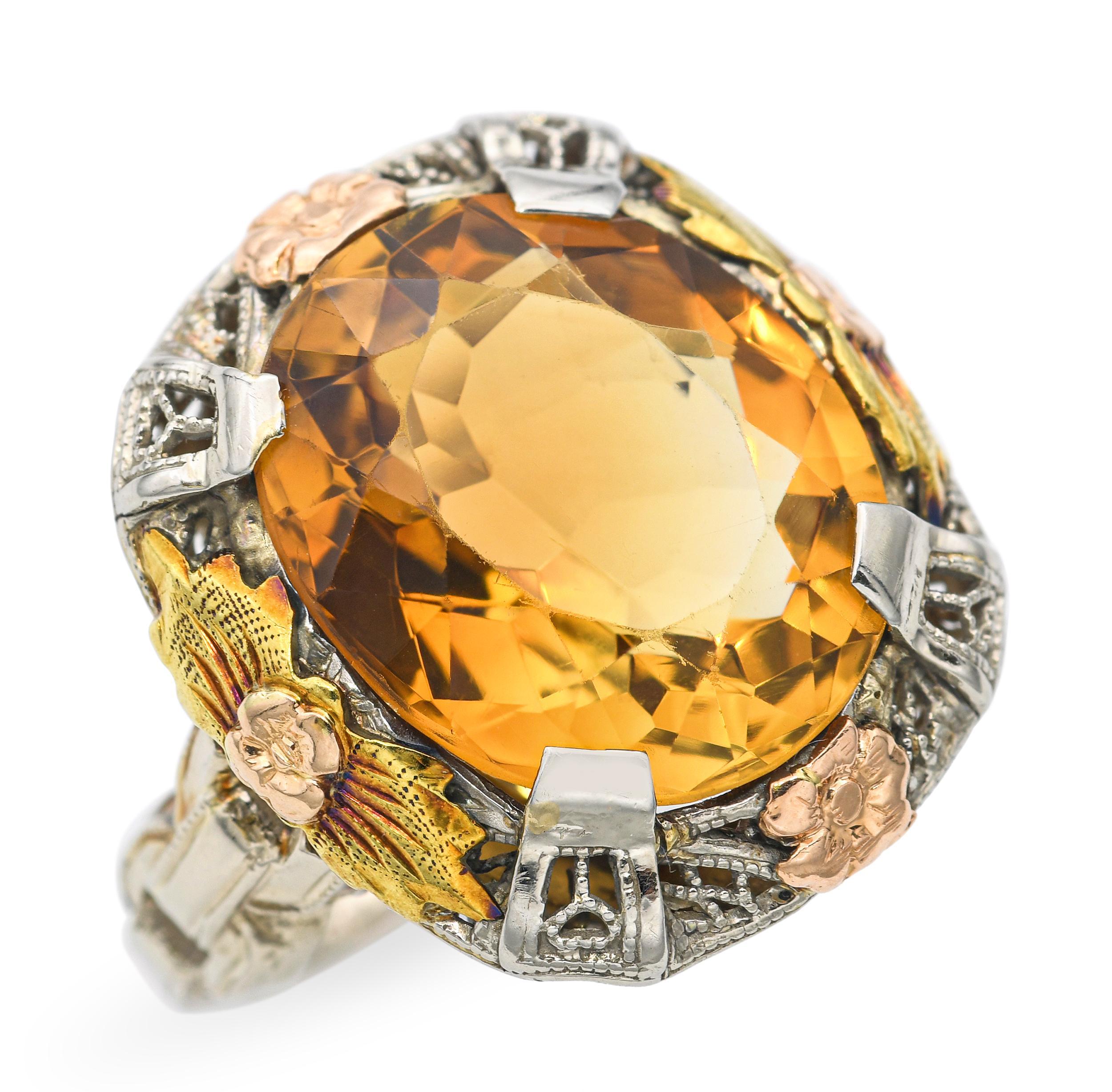 Cette bague vintage unique est fabriquée en or 13k rare avec un mélange de trois tons d'or jaune, rose et blanc, créant un design complexe et superposé. En son centre se trouve une citrine dorée et chaleureuse, magnifiquement facettée pour capter la