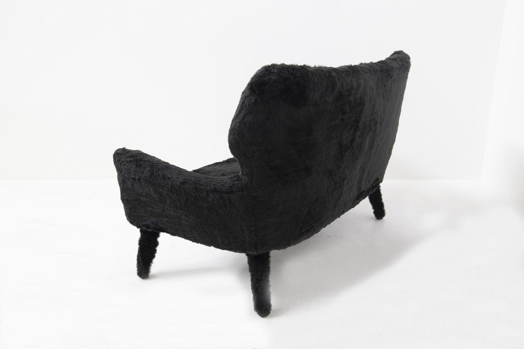 Schwarzes Sofa aus Nerzimitat in Schwarz (Mitte des 20. Jahrhunderts) im Angebot
