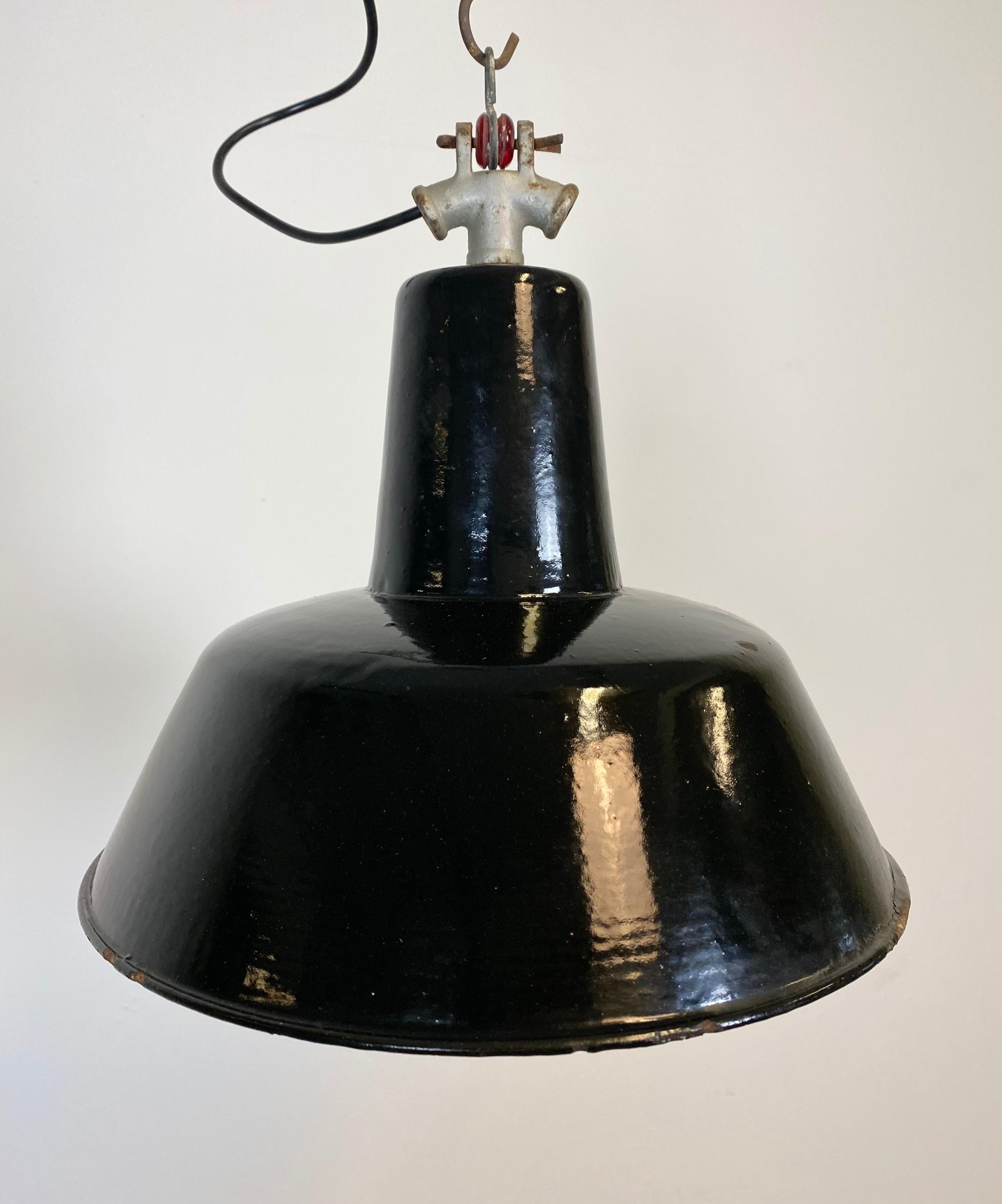 Lampe suspendue provenant de l'ancienne Tchécoslovaquie, utilisée dans les usines dans les années 1930.
Fabriqué en métal émaillé. Extérieur noir, intérieur blanc. Plateau en fonte intéressant.
Nouvelle douille en porcelaine pour ampoules E 27 et
