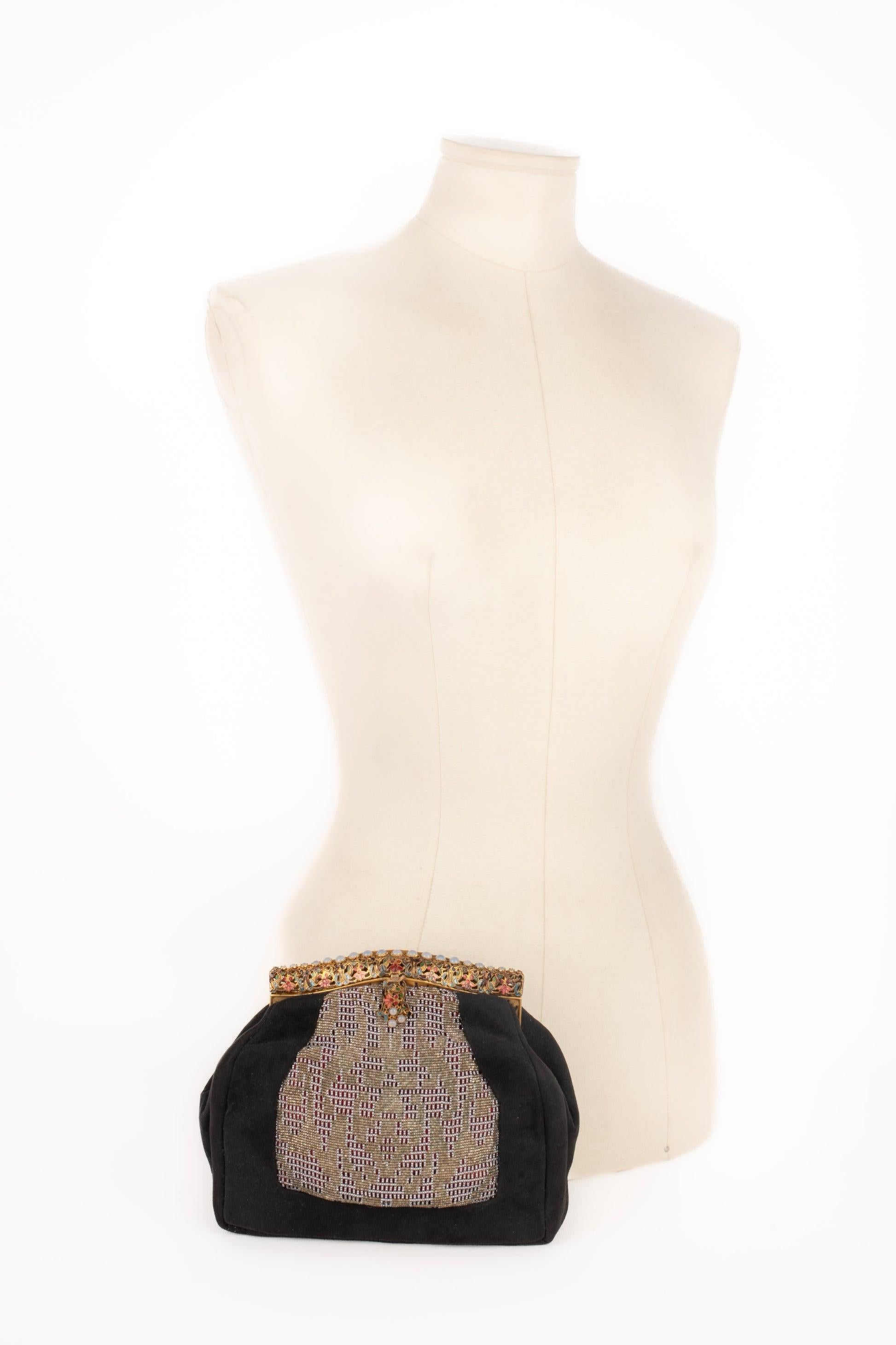 Unknown - Black inside-out leather bag decorated with pearls, and an openwork golden metal fastener decorated with glass paste cabochons.

Additional information:
Condition: Good condition
Dimensions: Height: 14 cm - Length: 18 cm - Depth: 4.5