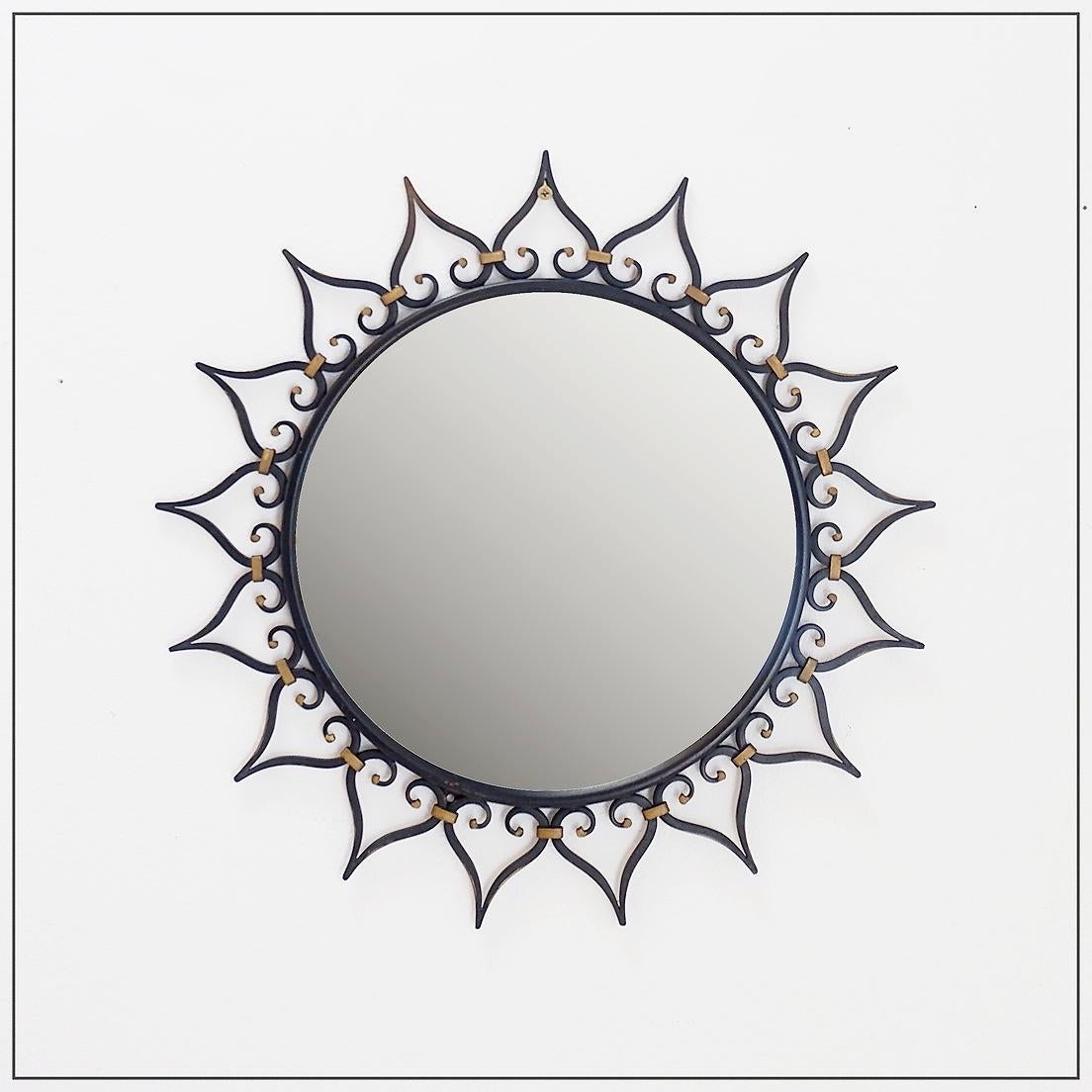 Miroir solaire vintage à cadre en fer forgé noir, Chaty Vallauris Style 1950s
Décoration murale - Miroir - By Vintage
Style Vallauris - bohemian chic - folk boho
Mesures : Ø Tot 52cm - Ø Miroir 35cm 
MATERIAL : Fer - Miroir 