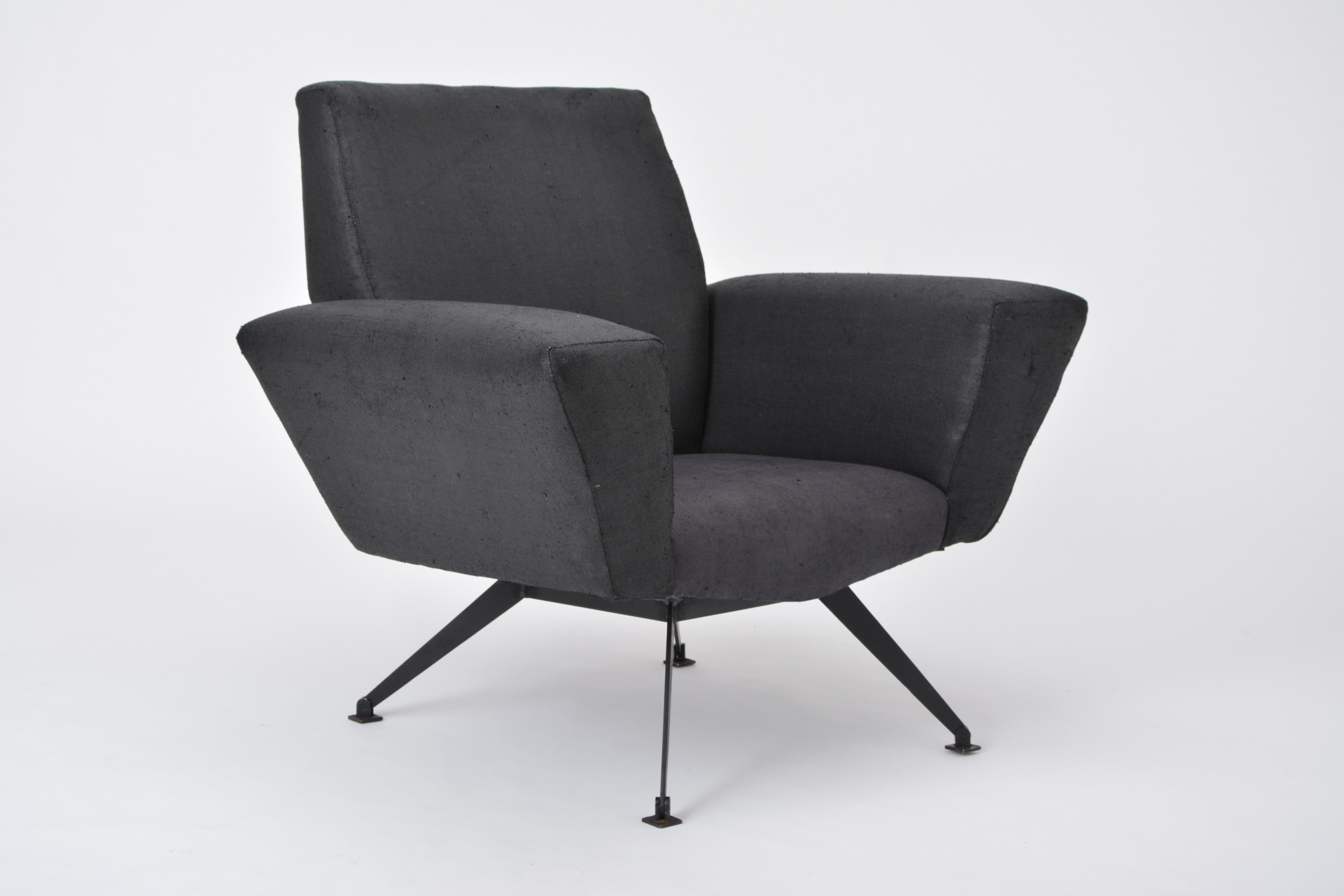 Lounge chair model 548 produced by Lenzi in Italy in the 1960s. The structure is made of lacquered metal. The upholstery is in good condition, the fabric is worn (see detail photos).