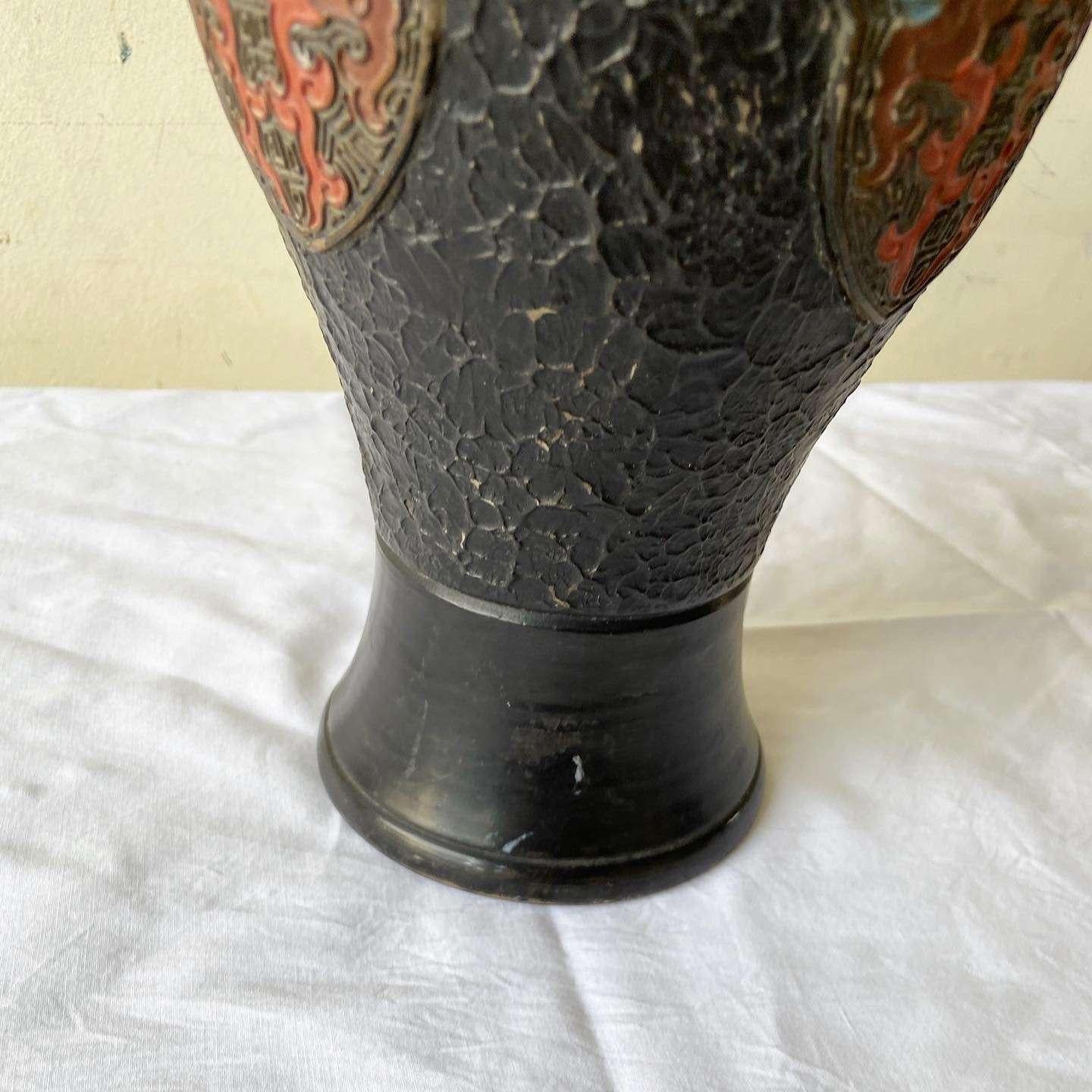 Incroyable vase vintage japonais en poterie Tokanabe noire. Elle est ornée d'un motif émaillé bleu et rouge.
