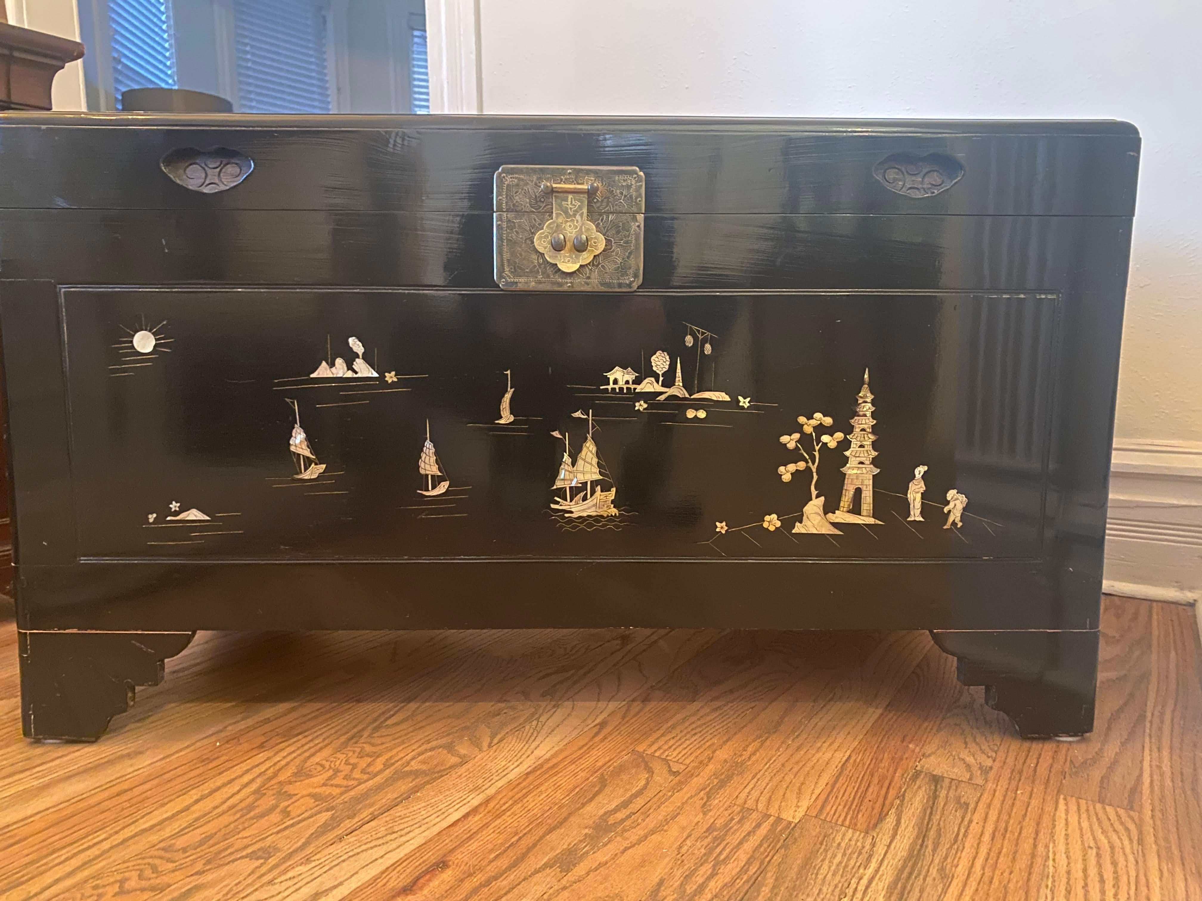 Vintage Black Lacquer Chinoiserie Wedding Chest With Mother of Pearl Inlay For Sale 4