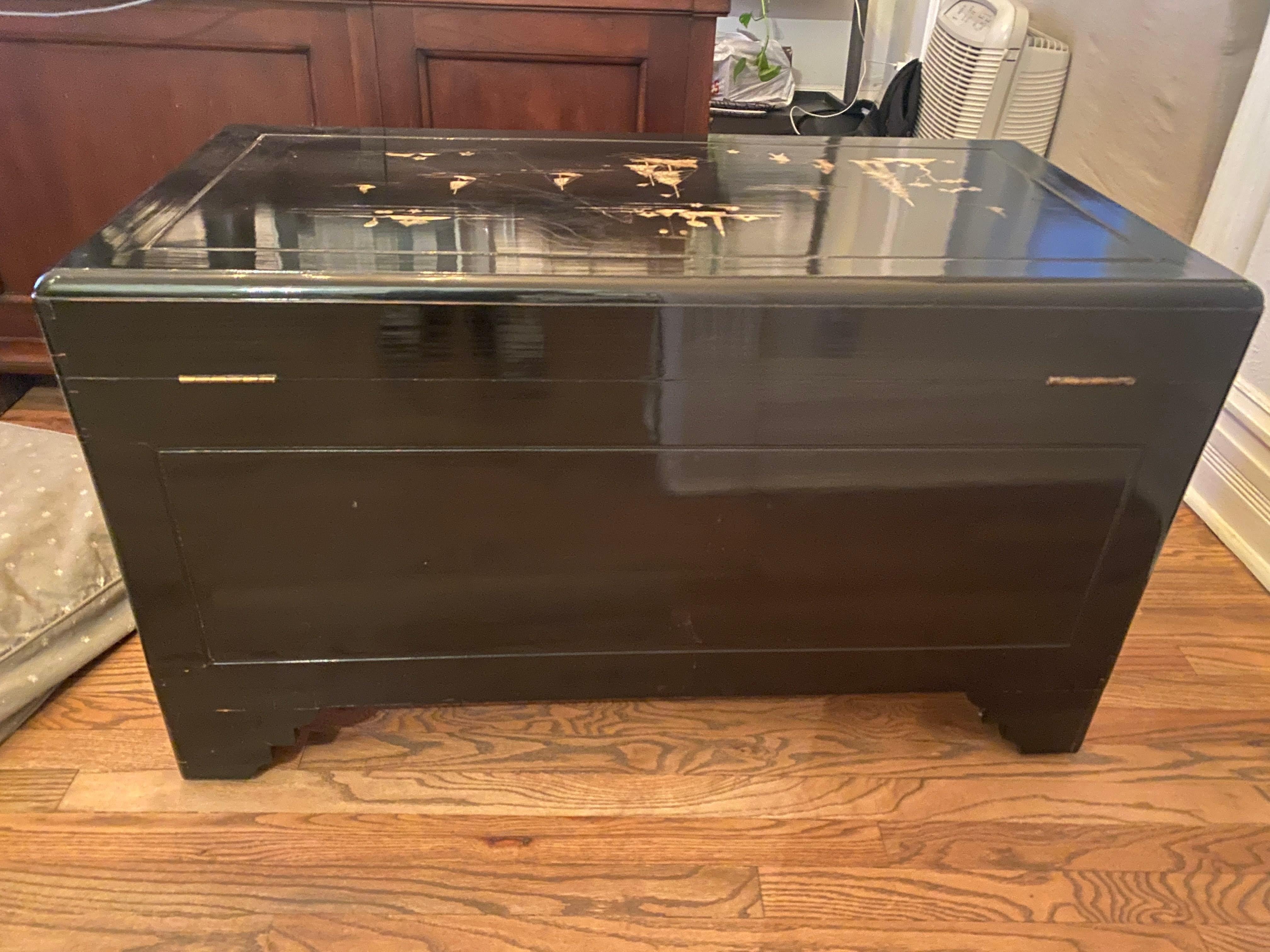 Vintage Black Lacquer Chinoiserie Wedding Chest With Mother of Pearl Inlay For Sale 12