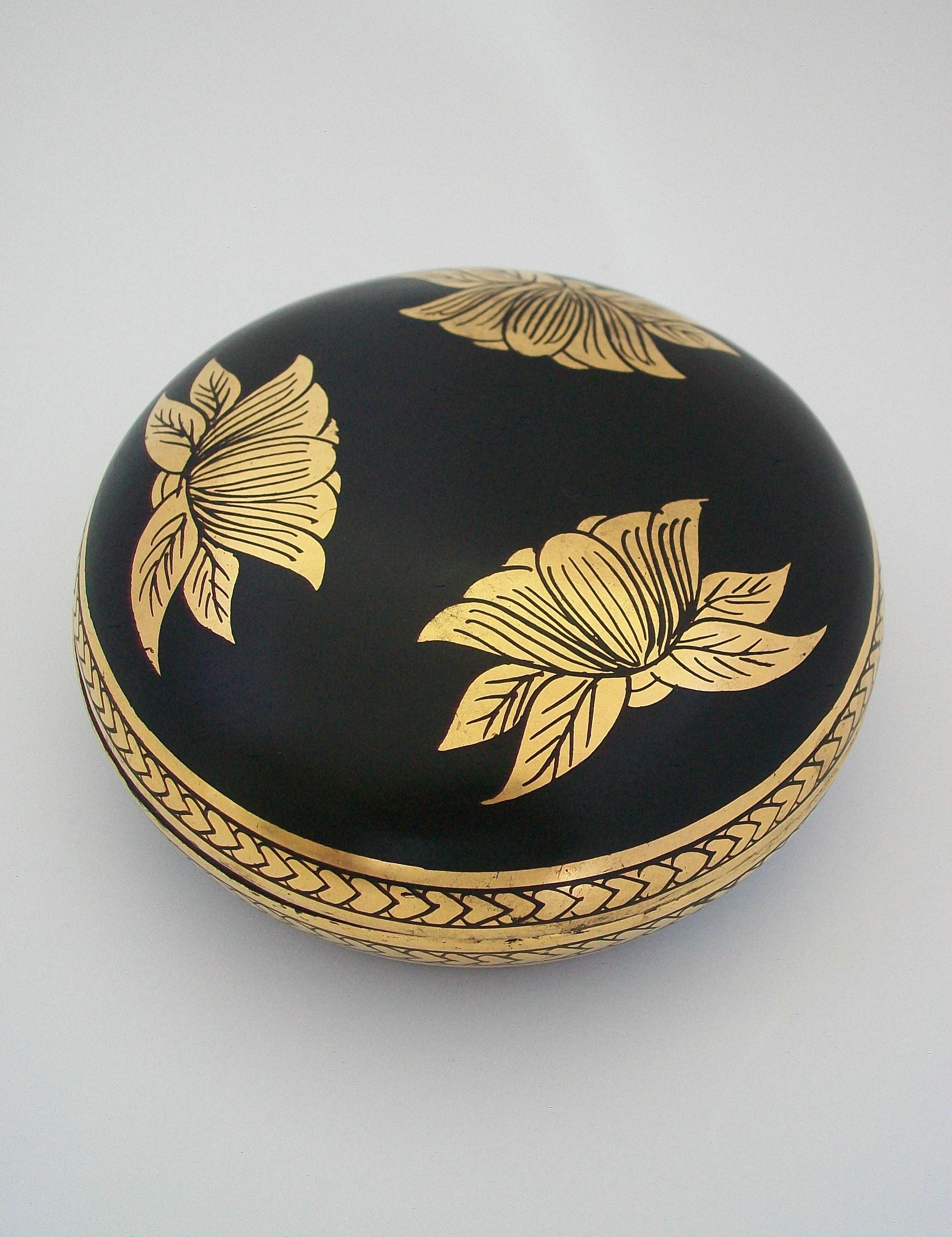 Vintage hand painted and gold gilded papier-mâché box with removeable lid - featuring three gilded lotus flowers to the lid and an intricate double band of decoration to the edge - unsigned - Asia - late 20th century.

Excellent vintage condition -