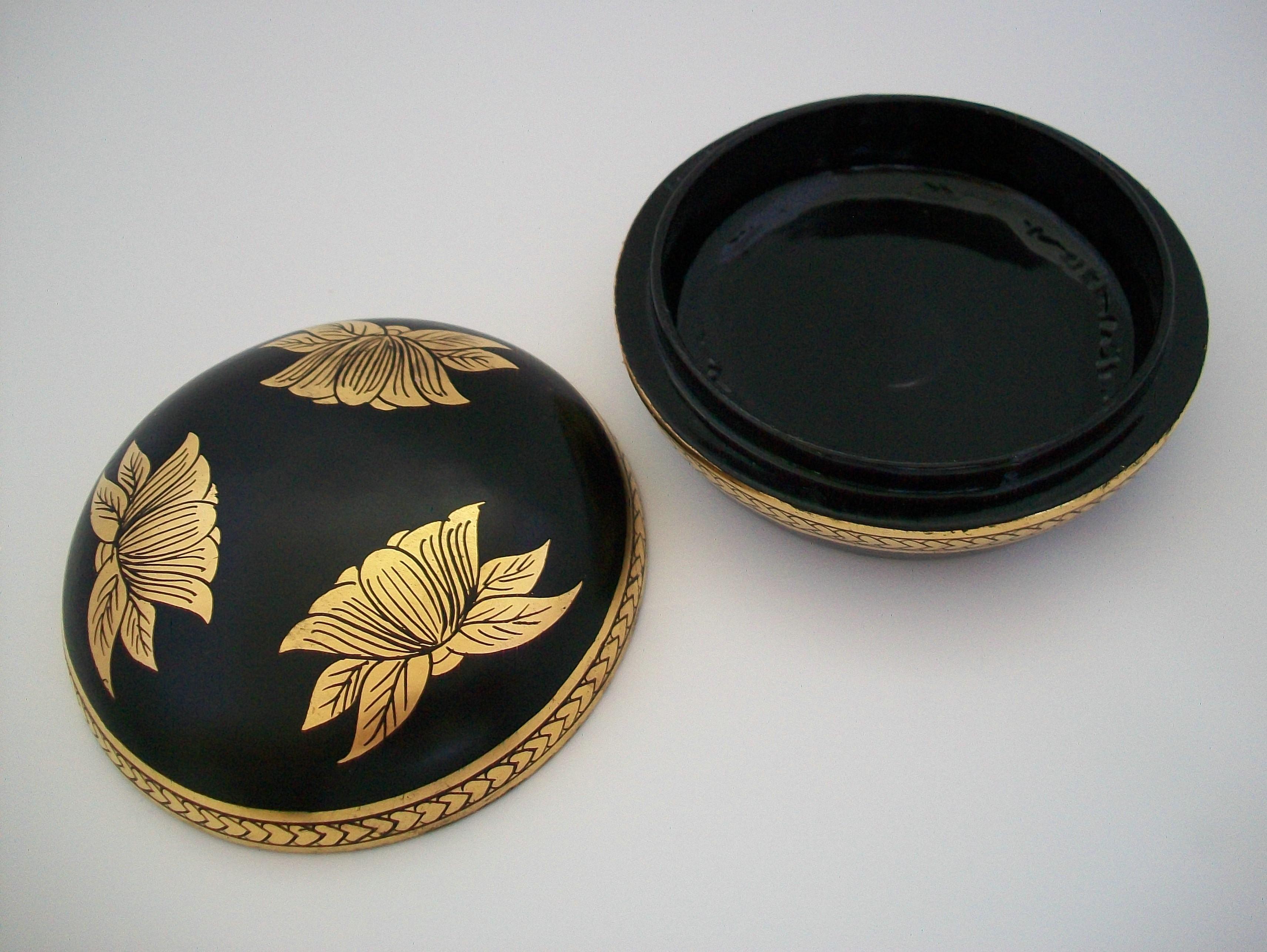 Vintage Black Lacquer & Gilded Papier-Mâché Box - Asia - Late 20th Century In Good Condition For Sale In Chatham, ON