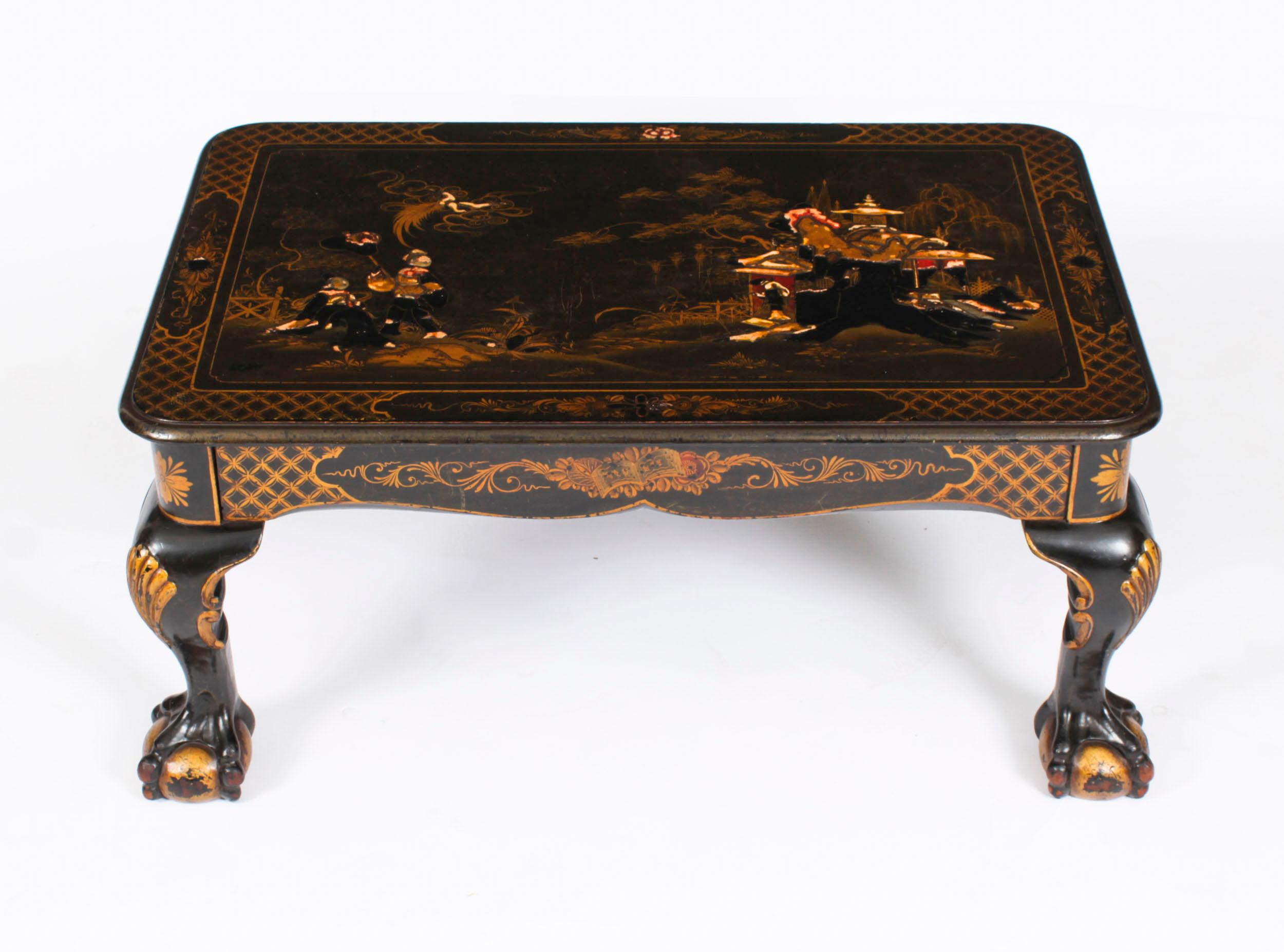 Se trata de una preciosa mesa de centro inglesa de chinoiserie lacada en negro, datada hacia 1950. 
 
Presenta una encimera rectangular decorada con un paisaje oriental con figuras, y se alza sobre elegantes patas cabriolé.
 
No hay duda de que su