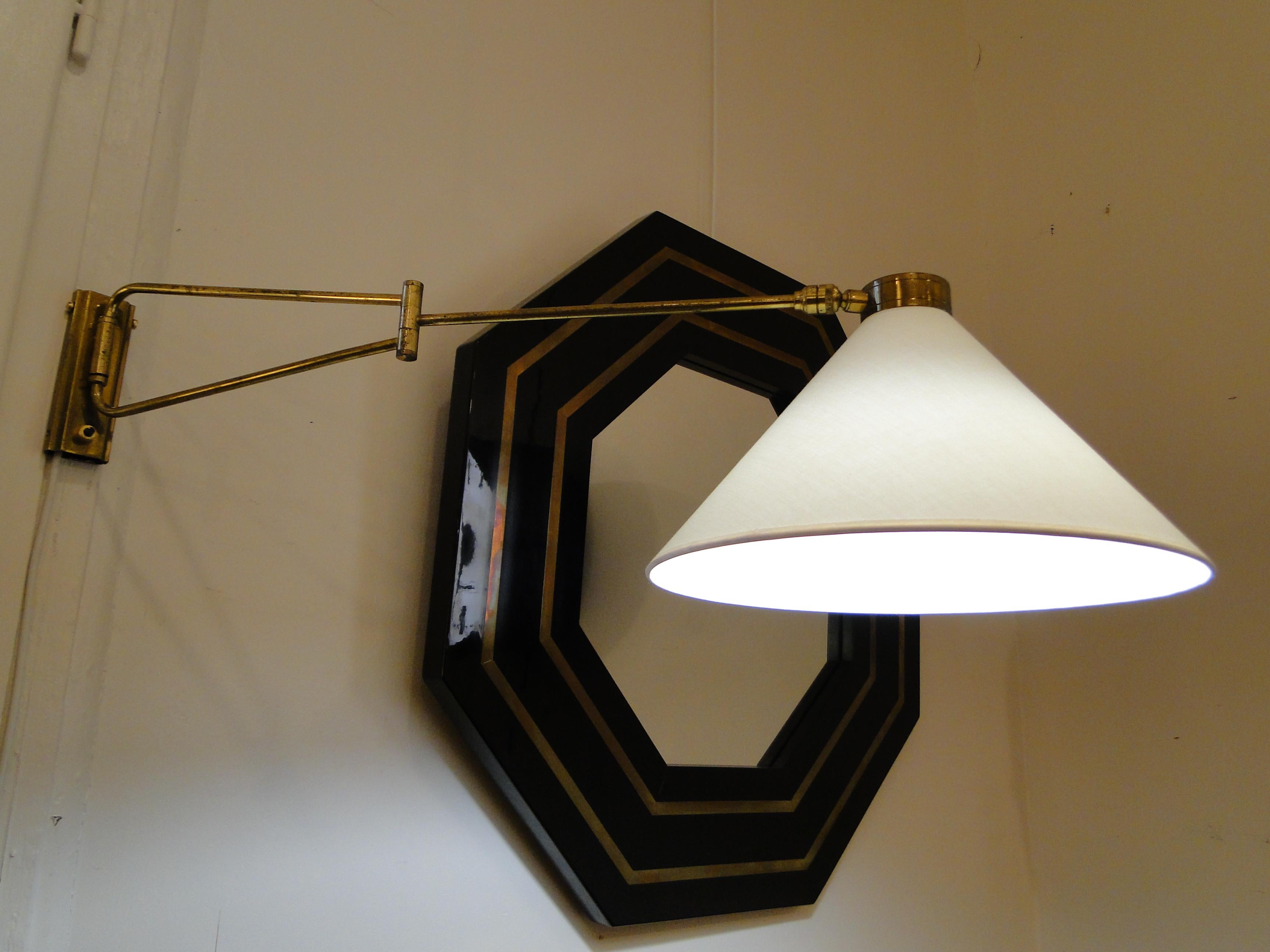 Vintage hexagonal black lacquered and brass mirror by jean-claude Mahey edited by roméo in the 70s. 
Very good quality of manufacture, very beautiful finishes. 
Some marks of time.
Good condition.