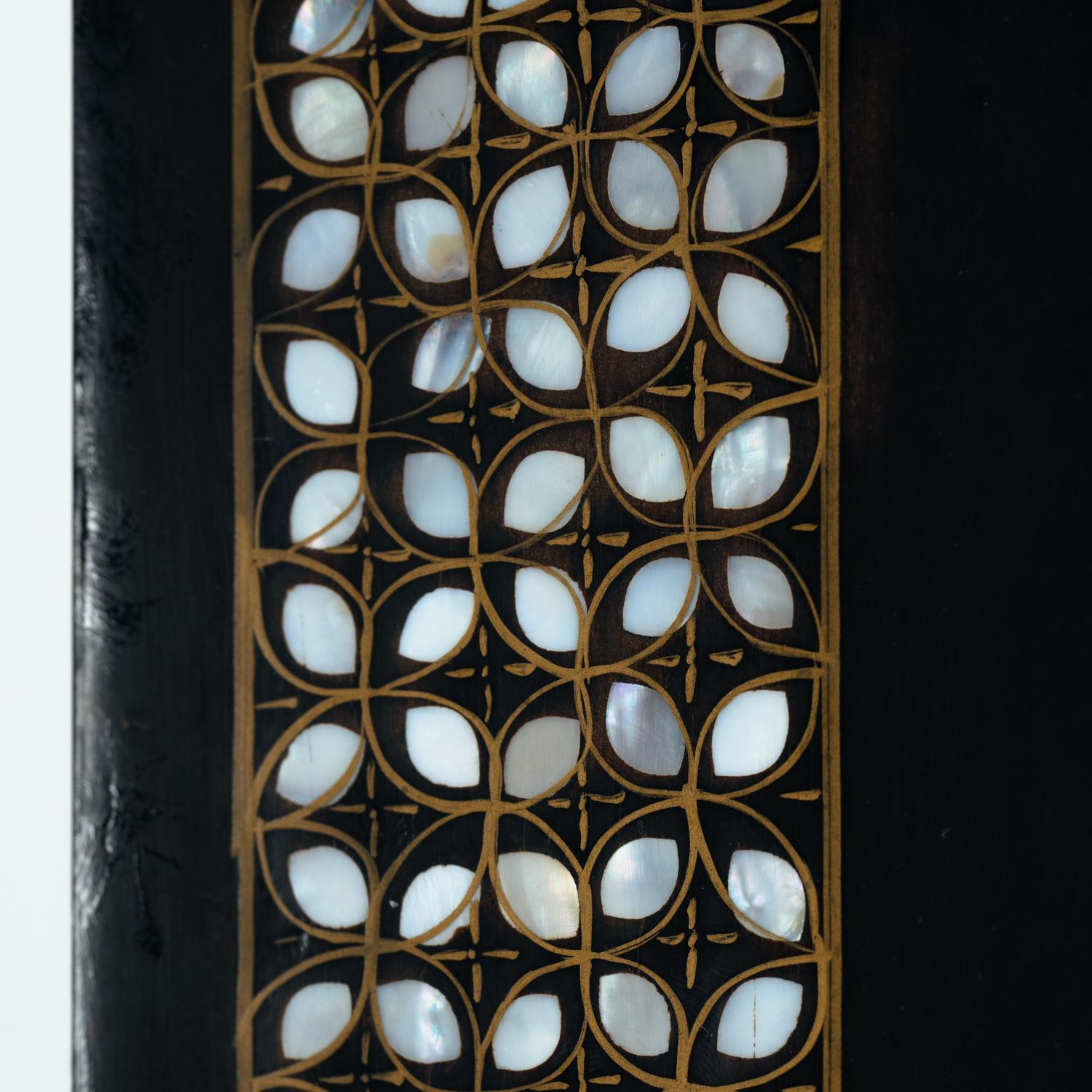 Schwarz lackierter chinesischer Raumteiler-paravent im Vintage-Stil, Steingeschnitzte Vögel, mozaic im Angebot 10
