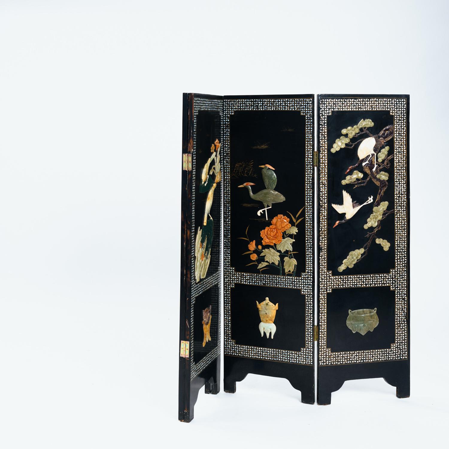 Chinese folding screen consisting of four fragments, fully decorated with botanical and bird motifs made of decorative stones and mother-of-pearl, the back florally decorated. 
Sculptural quality. Mid 20th century.
wide: 160 cm
height: 130 cm

the
