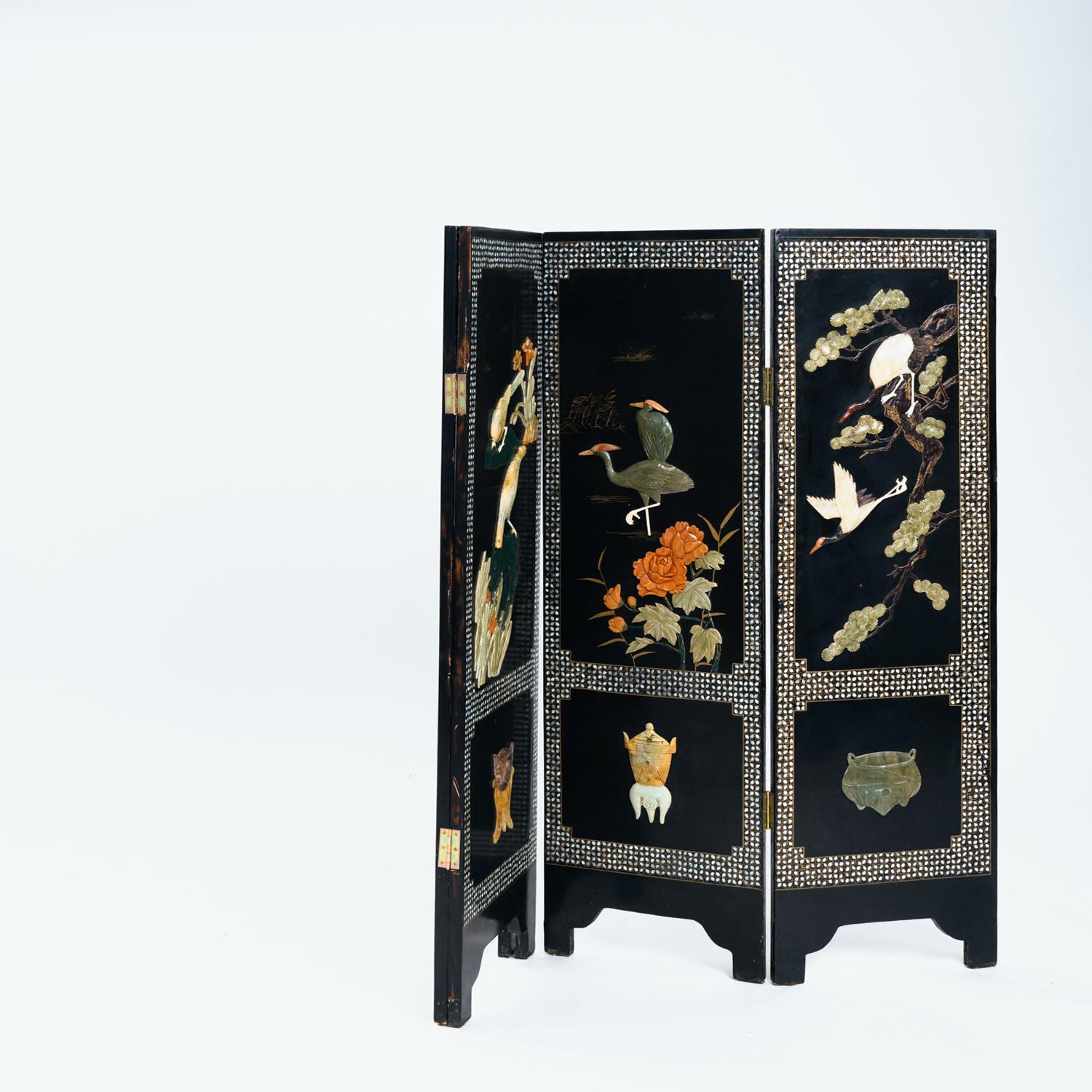 Chinese laquerwork roomdivider folding screen consisting of four fragments, fully decorated with botanical and bird motifs made of decorative stones and mother-of-pearl, the back florally decorated. 
Sculptural quality. Mid 20th century.
wide: 160