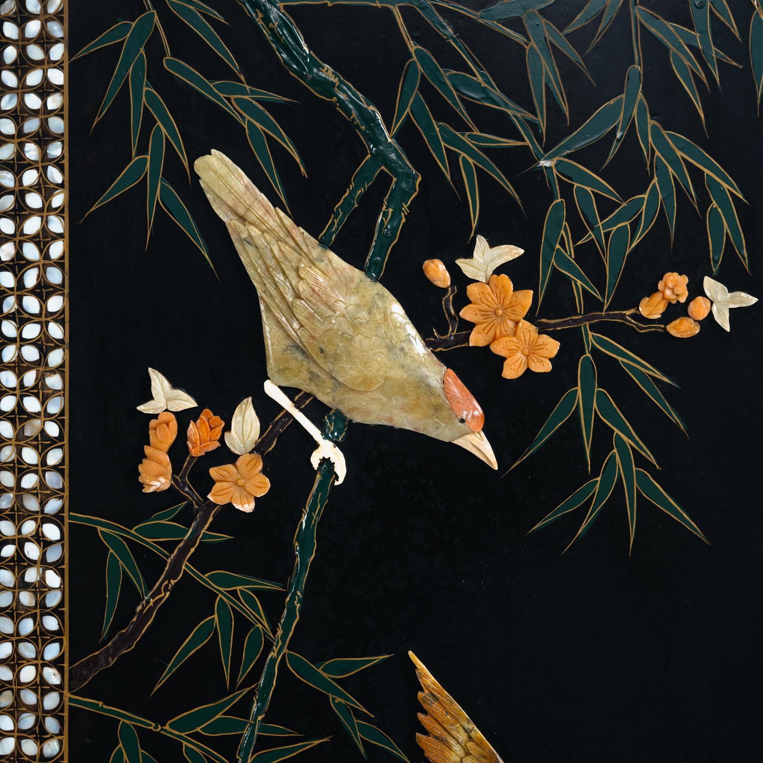 Schwarz lackierter chinesischer Raumteiler-paravent im Vintage-Stil, Steingeschnitzte Vögel, mozaic (Moderne der Mitte des Jahrhunderts) im Angebot