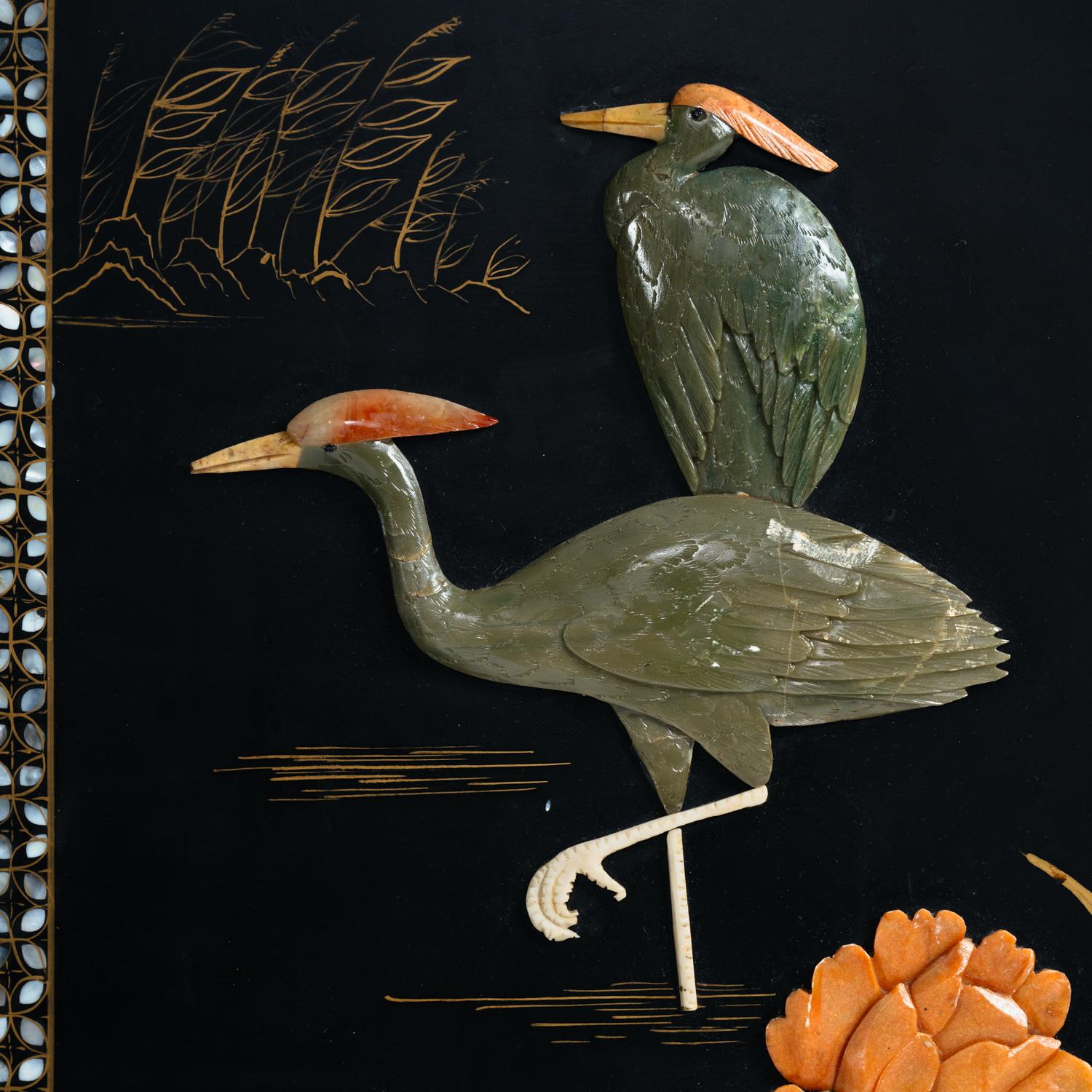 Schwarz lackierter chinesischer Raumteiler-paravent im Vintage-Stil, Steingeschnitzte Vögel, mozaic (Edelsteinmix) im Angebot