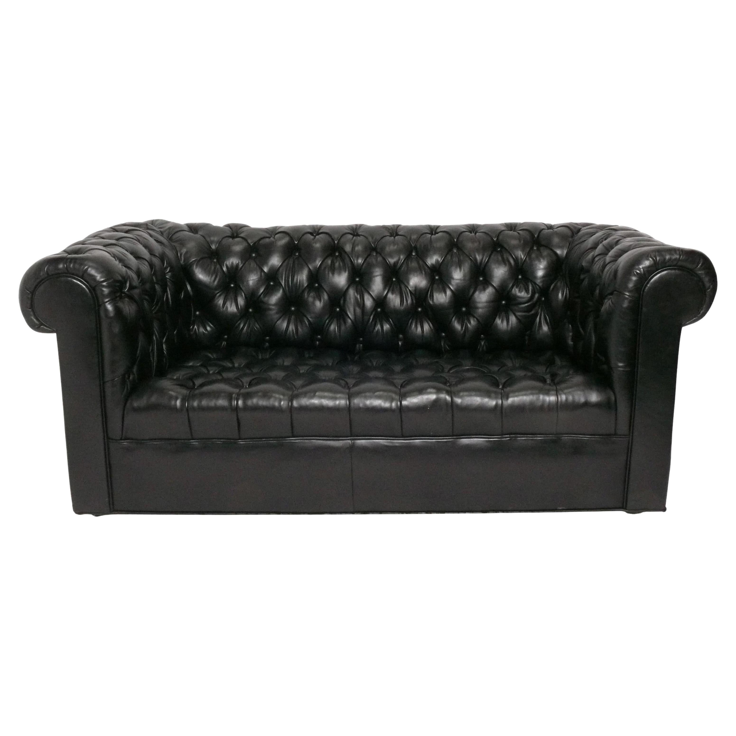 Divano Settee Chesterfield in pelle nera d'epoca da 64" W perfettamente rotto in inglese in vendita