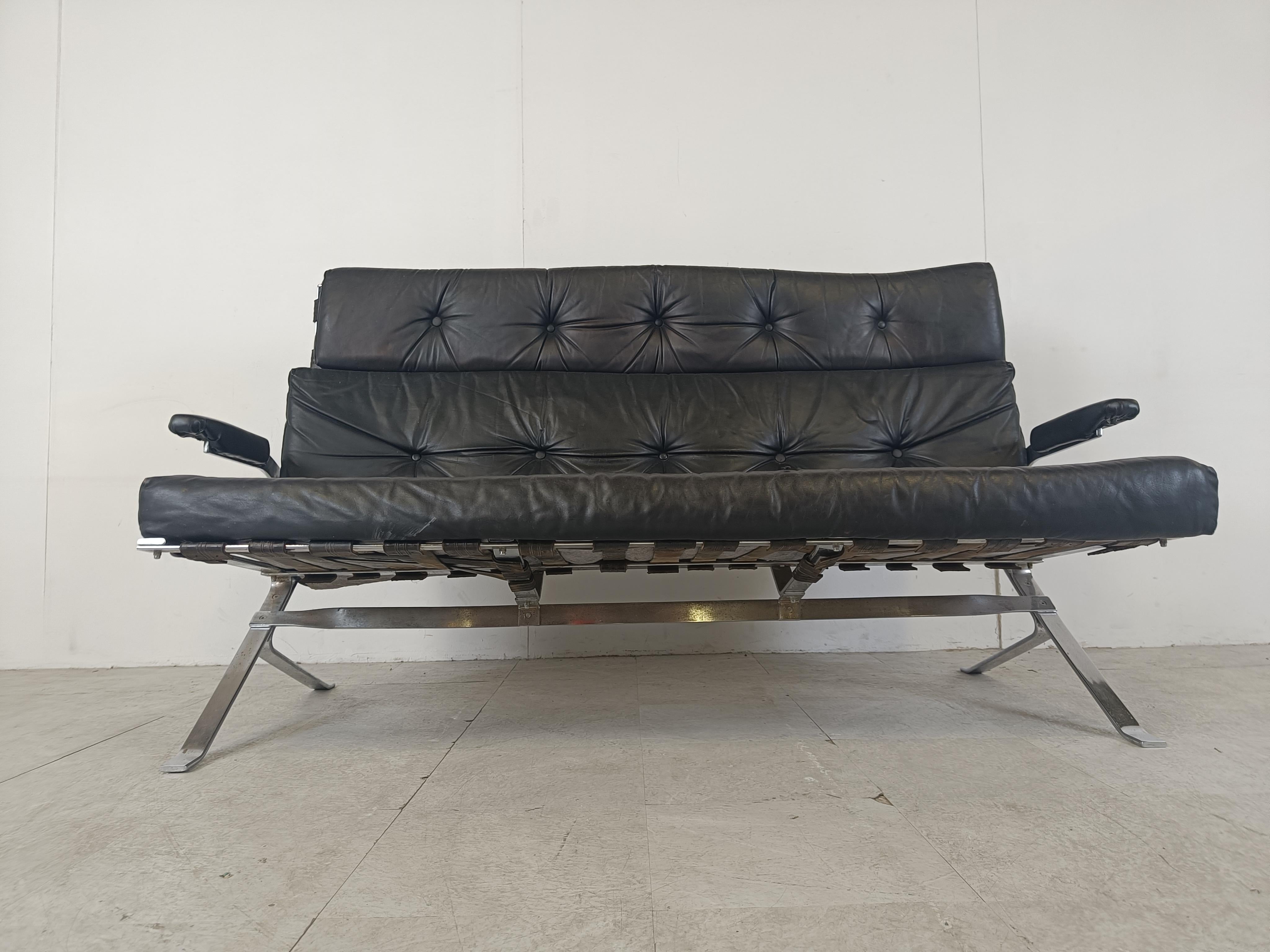 Schwarzes Vintage-Sofa aus Leder und Chrom, 1970er-Jahre (Ende des 20. Jahrhunderts) im Angebot