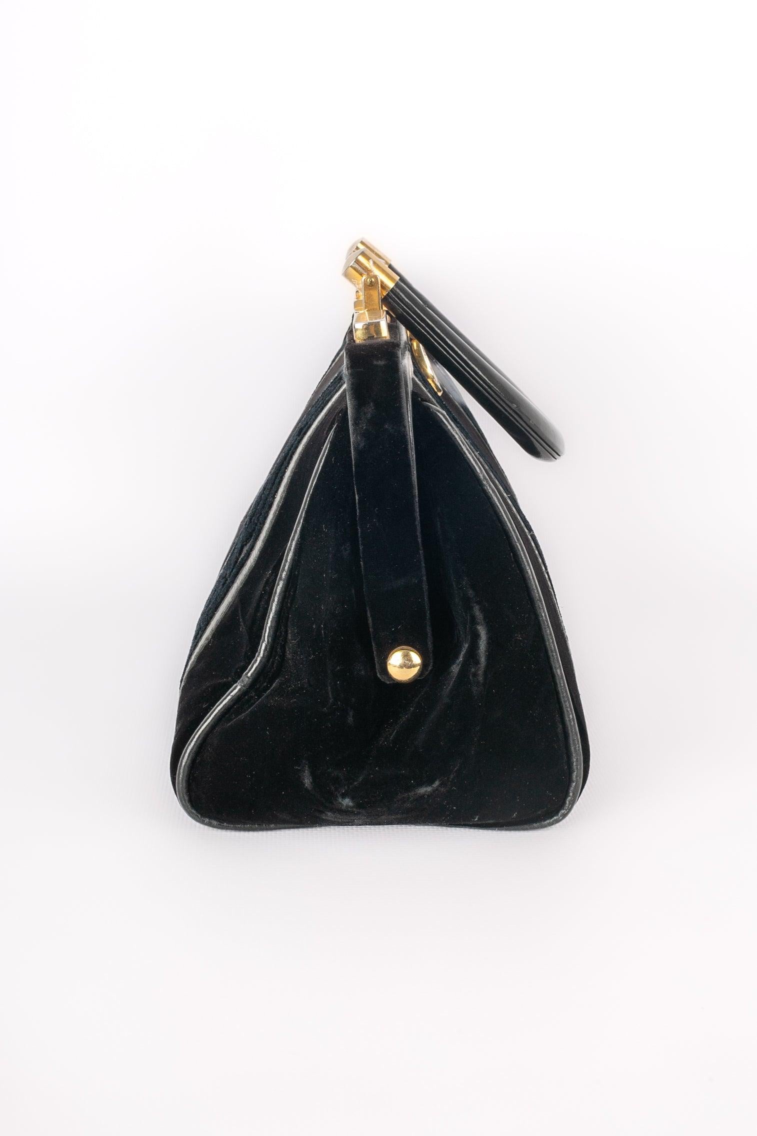 Sac à main en cuir noir et velours. Éléments métalliques dorés.

Informations complémentaires :
Condit : Bon état
Dimensions : Longueur : 28 cm - Hauteur : 14 cm - Profondeur : 12 cm - Poignée Longueur : 28 cm - Hauteur : 14 cm - Profondeur : 12 cm