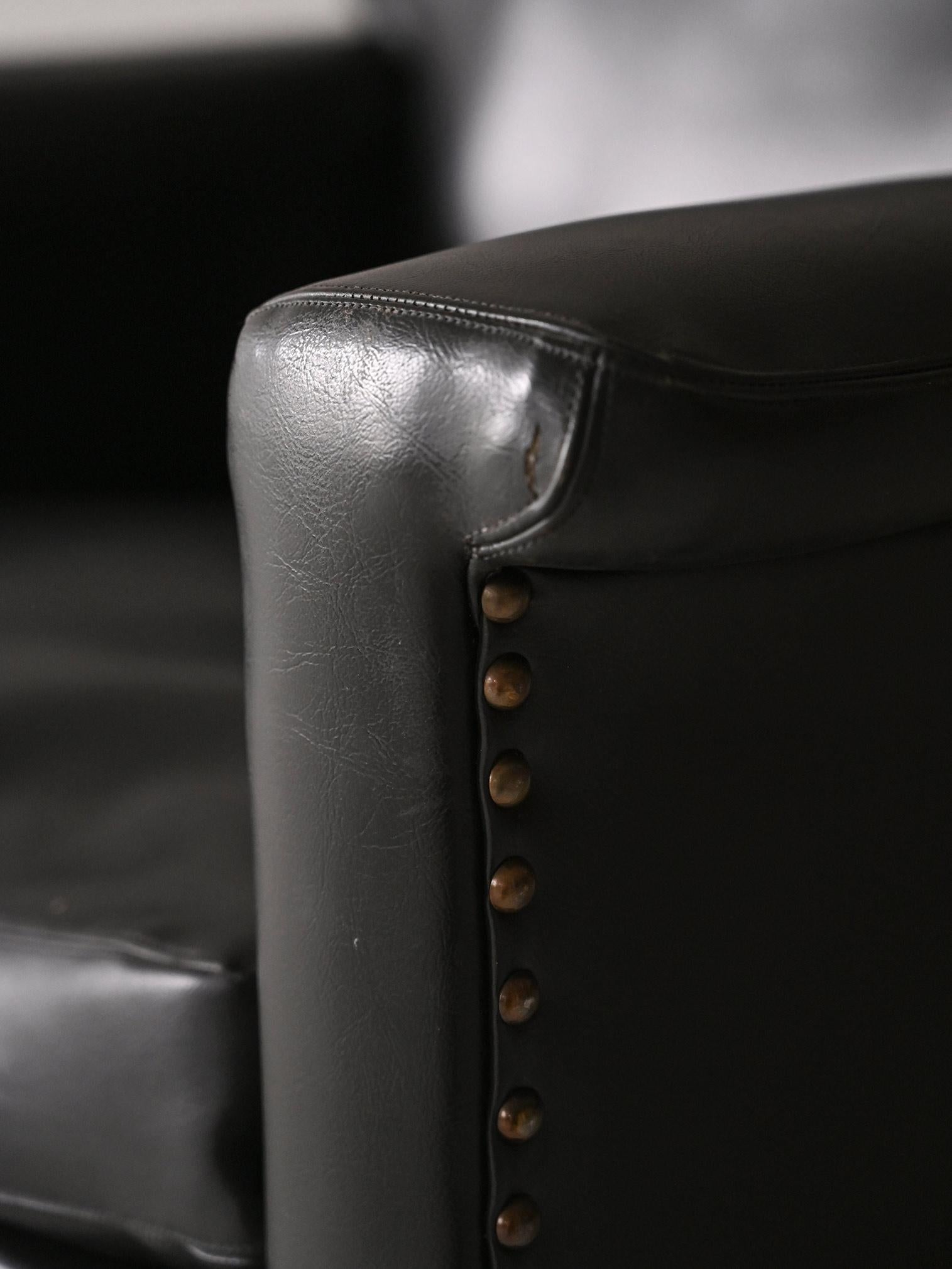 Vintage black leather armchair 3