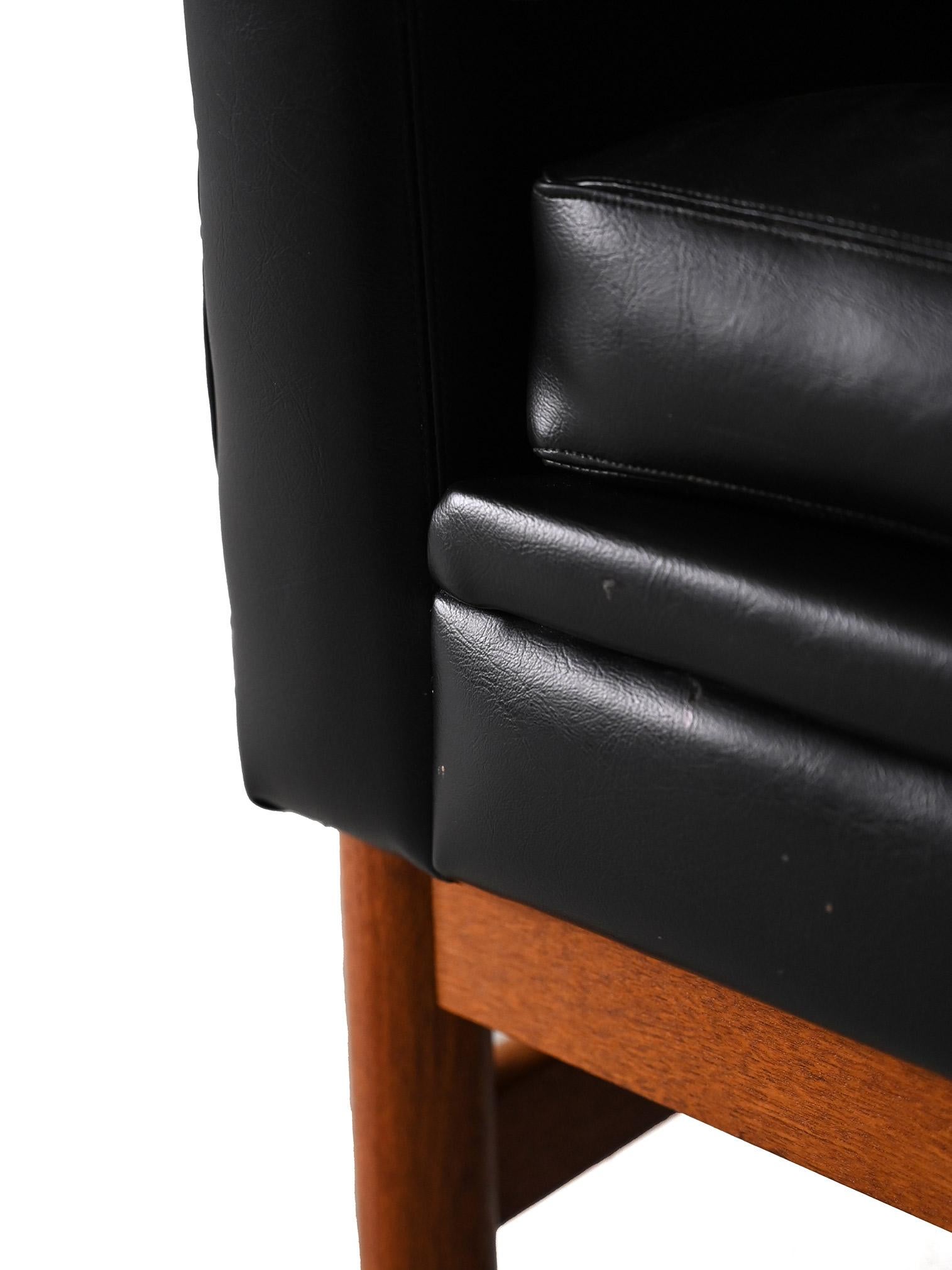 Vintage black leather armchair In Good Condition In Brescia, IT
