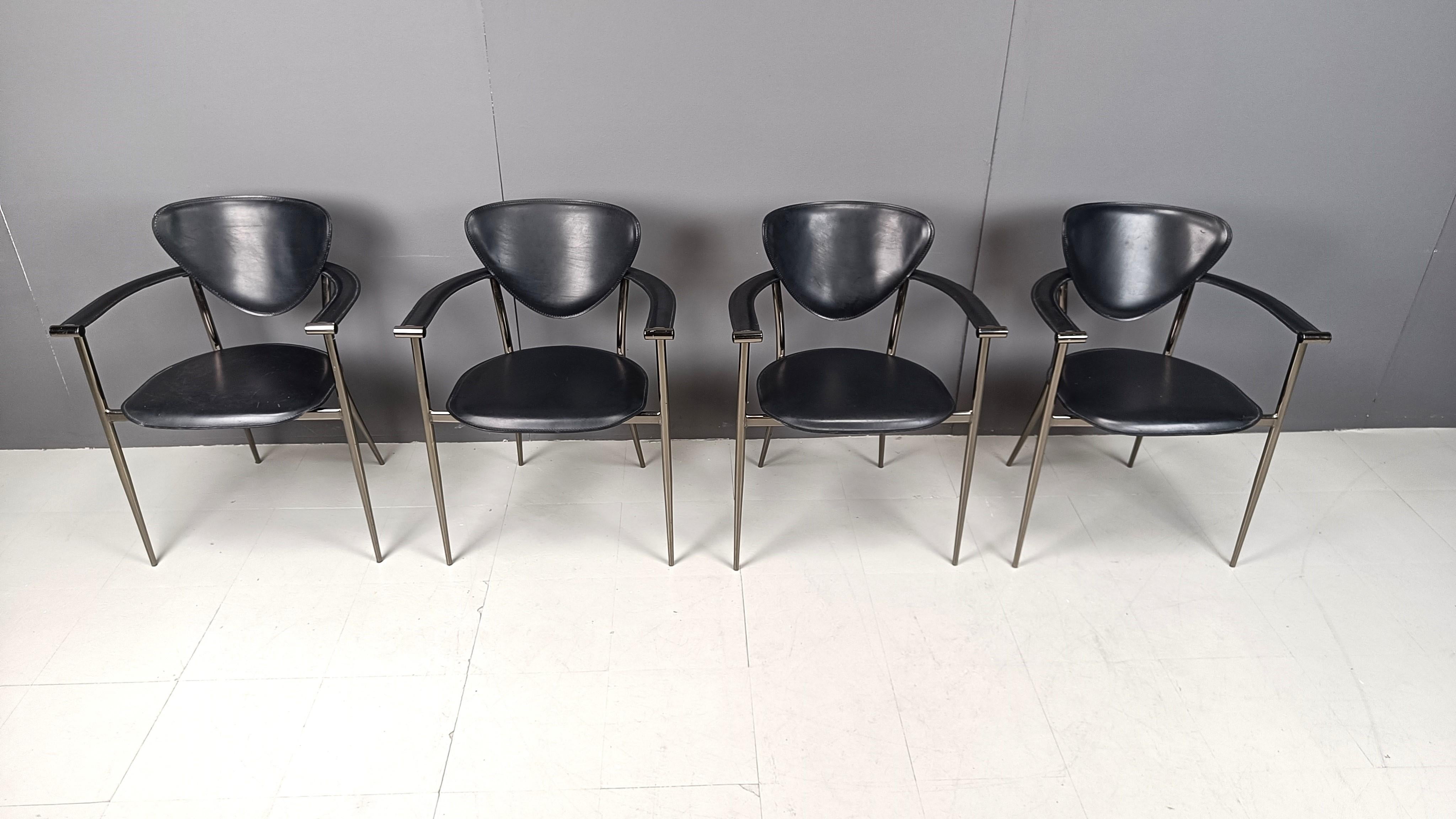 Set of 4 italian dining chairs consisting of gun metal frames with black leather upholstery.

Cool design with curved metal legs.

Very good condition

1980s - Italy

Dimensions:
Height: 80cm/31.49