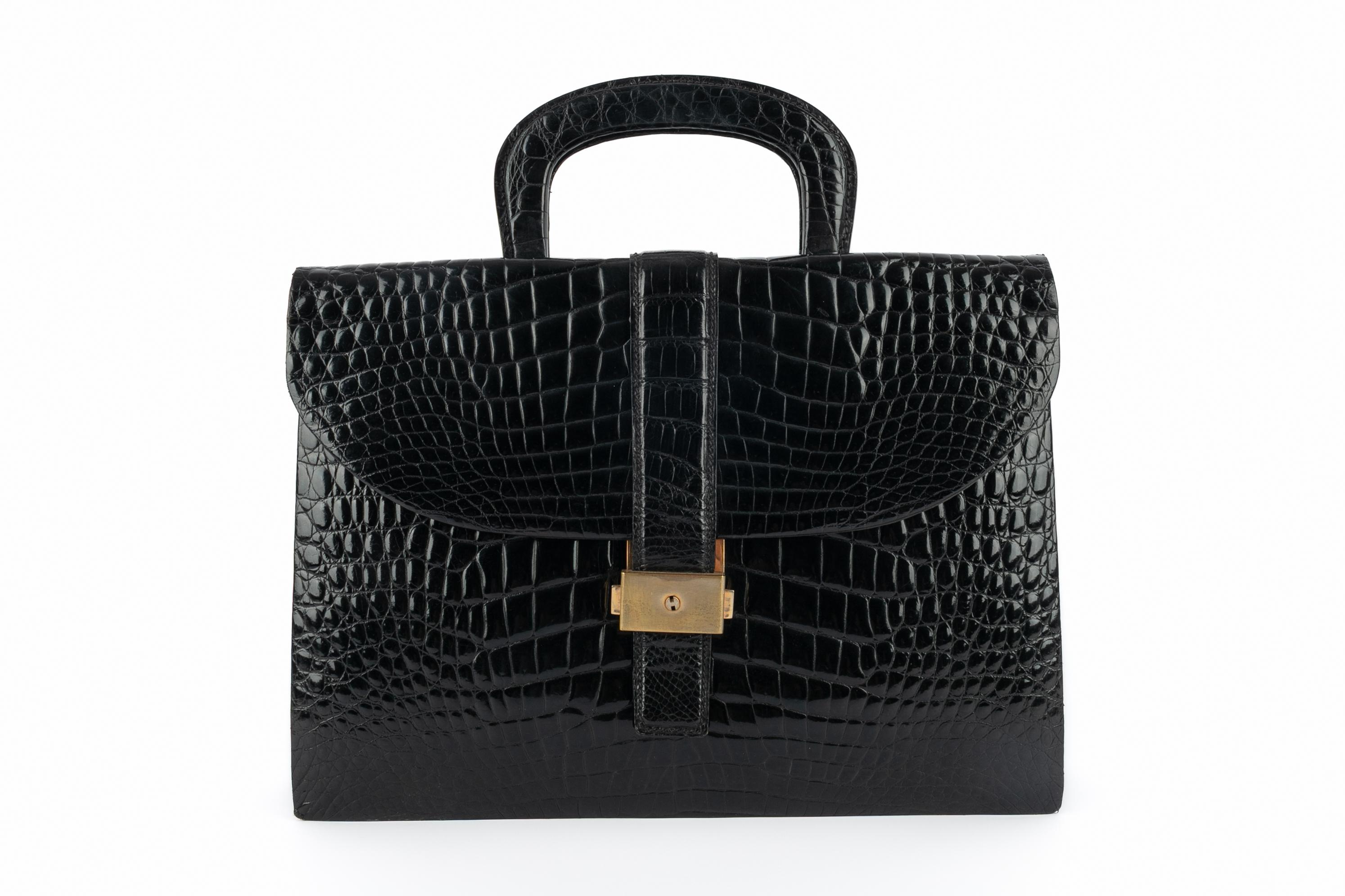UNKNOWN - (Made in France) Black leather bag with a briefcase style.

Condition:
Very good condition

Dimensions:
Height: 26 cm - Width: 34 cm - Depth: 7 cm - Handle: 33 cm

SKU:S123