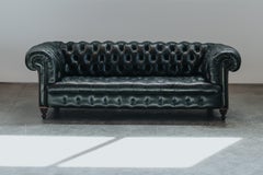 Sofá Chesterfield vintage de cuero negro procedente de Francia, de alrededor de 1950