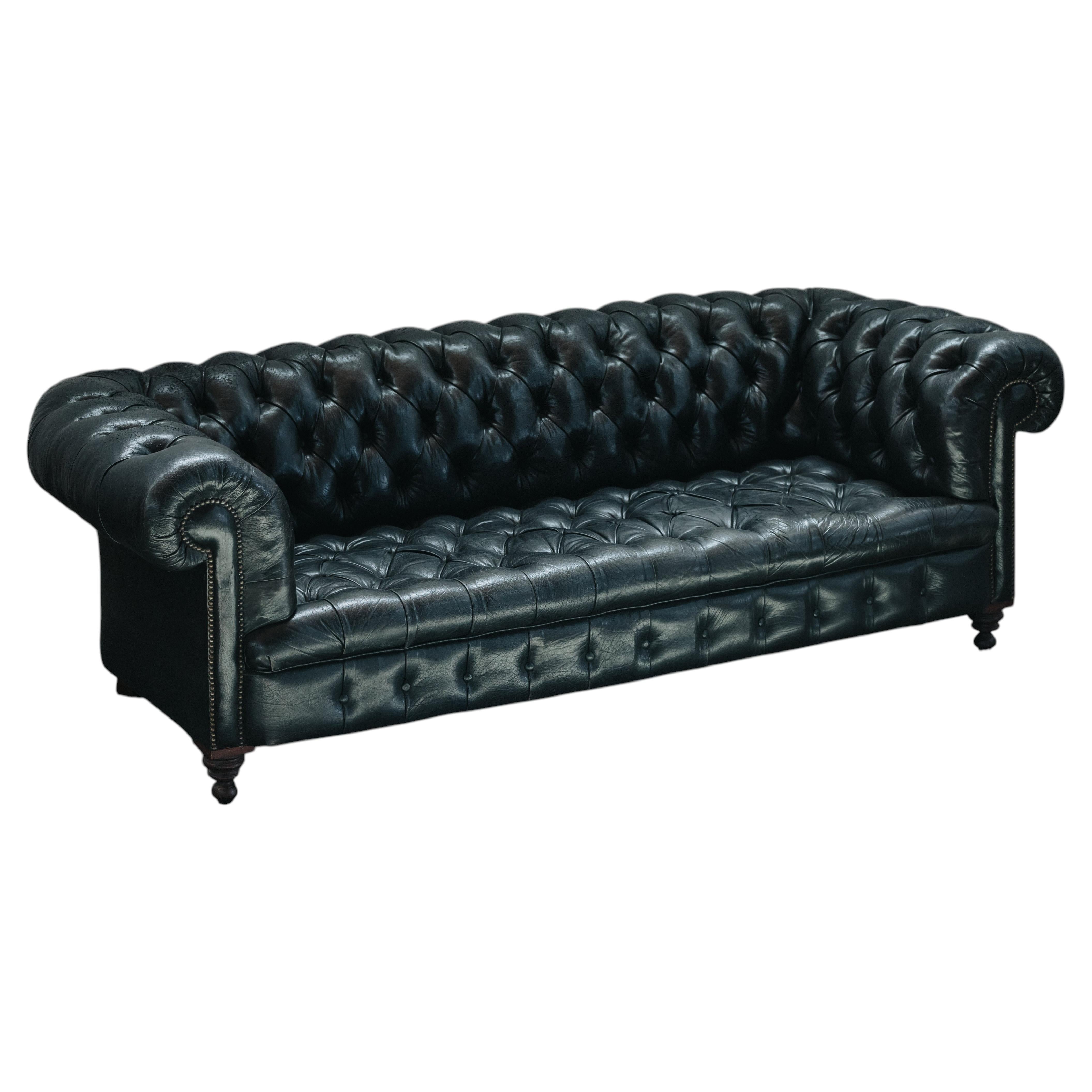 Divano Chesterfield vintage in pelle nera proveniente dalla Francia, intorno al 1950
