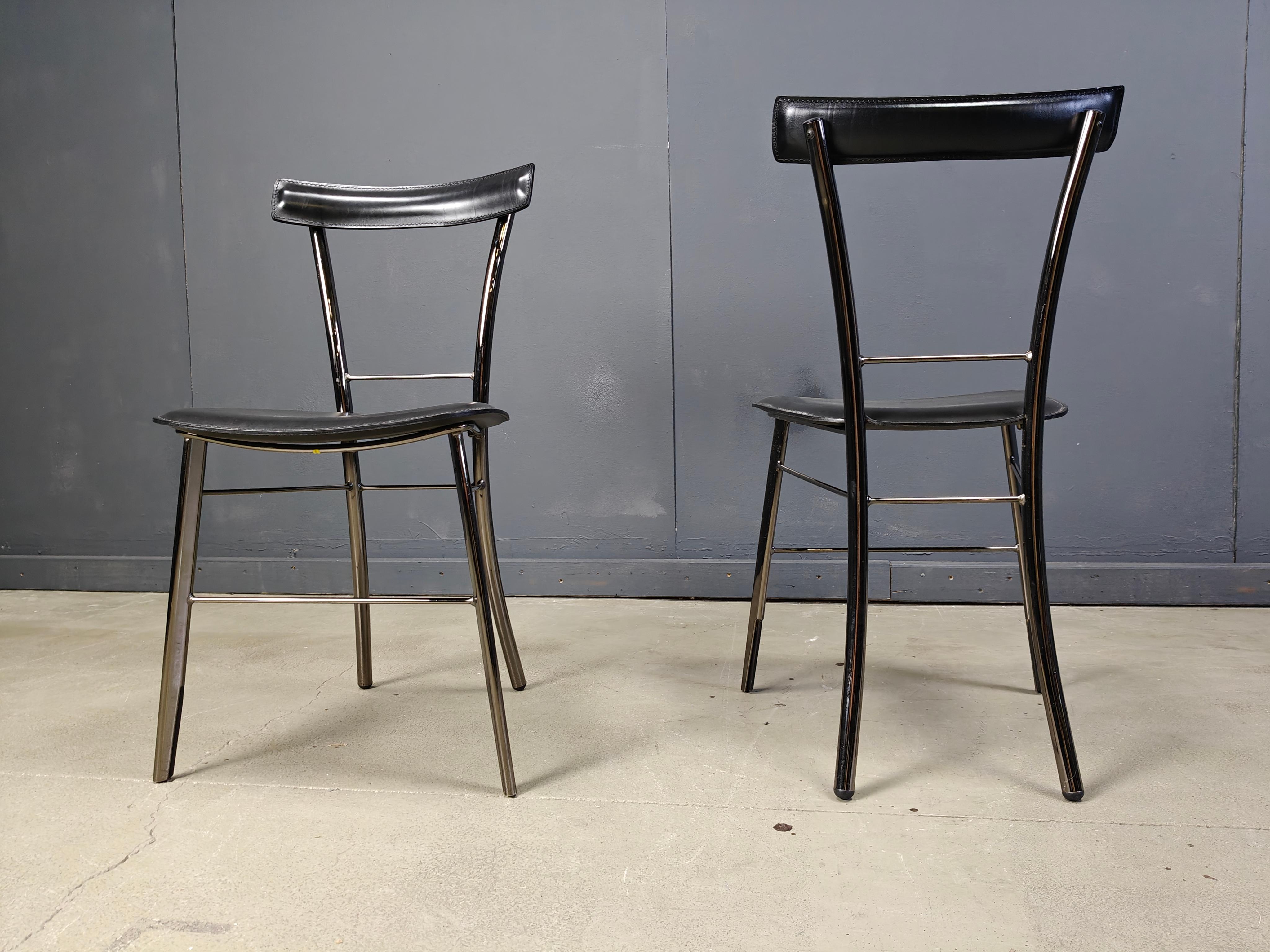 Postmoderne Chaises de salle à manger vintage en cuir noir par Arrben Italie, 1980 - ensemble de 4 en vente