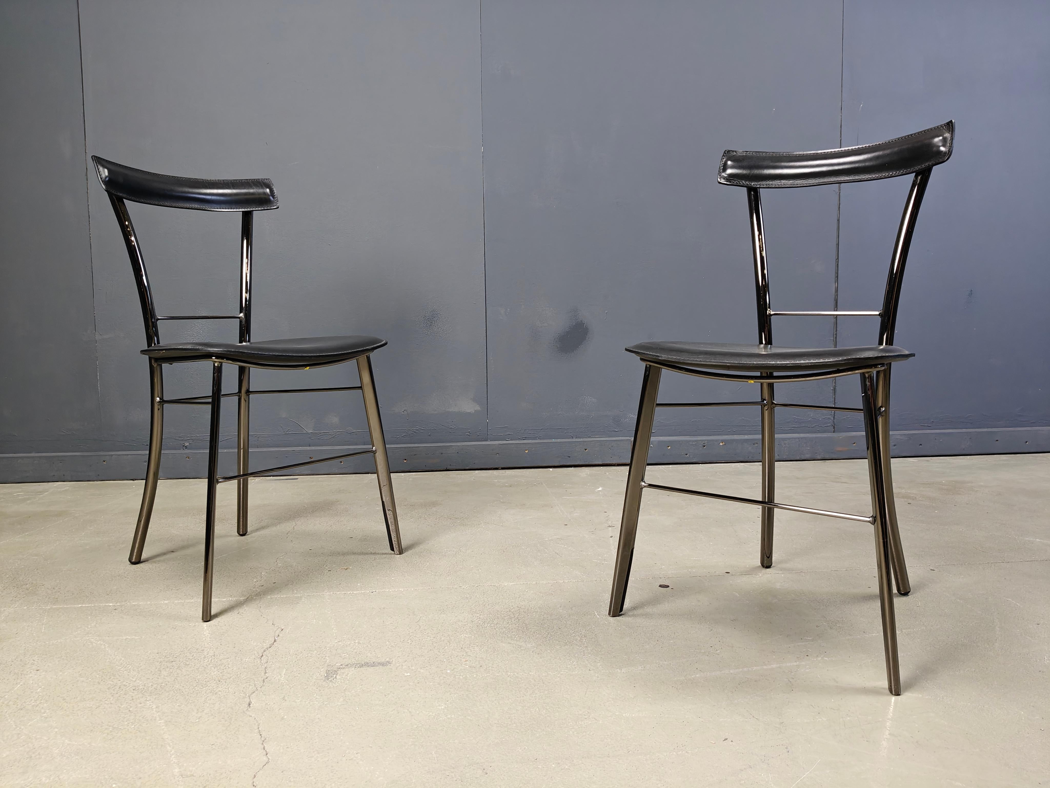 italien Chaises de salle à manger vintage en cuir noir par Arrben Italie, 1980 - ensemble de 4 en vente
