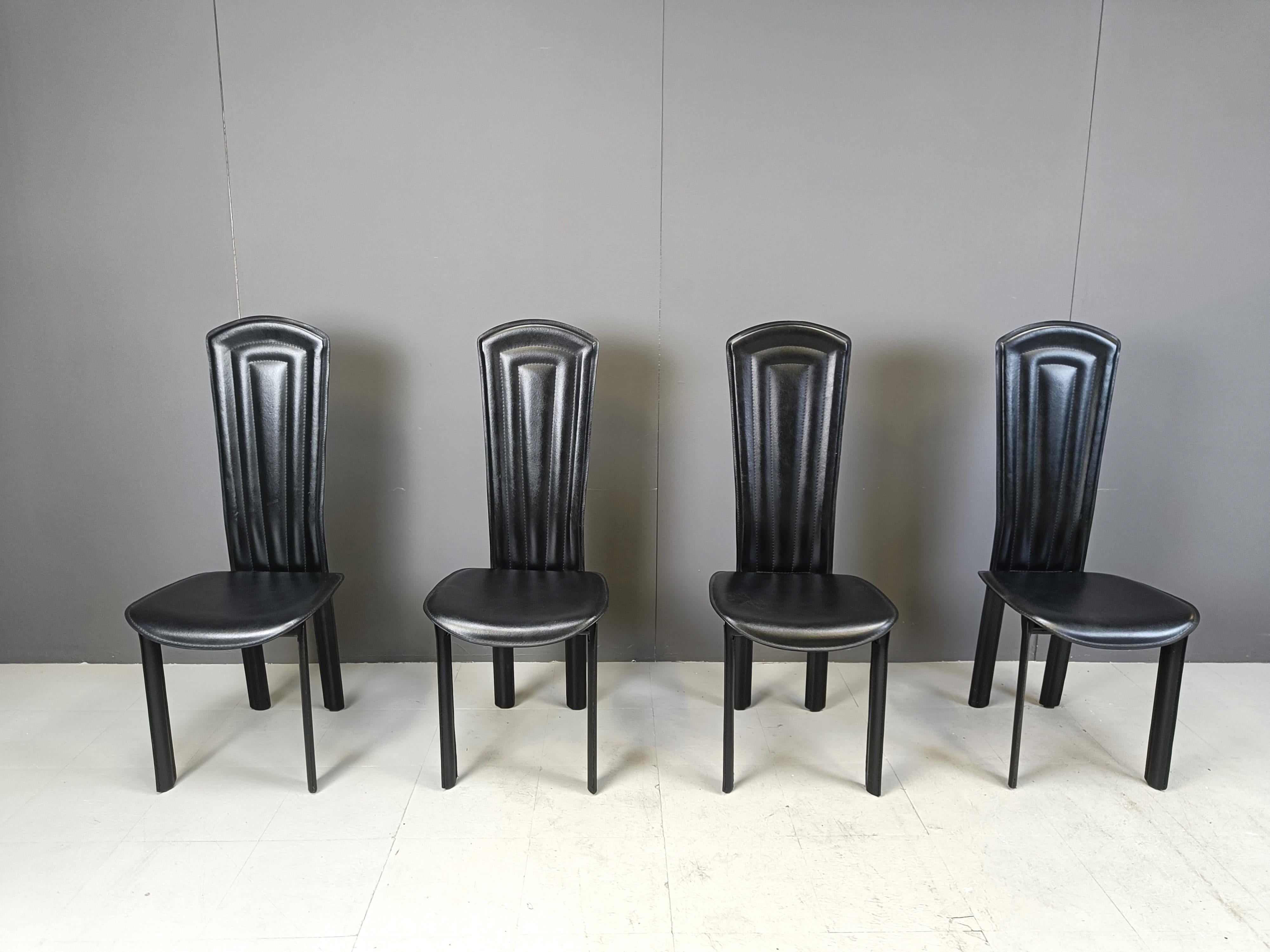 Satz von 4 schwarzen italienischen Lederstühlen mit hoher Rückenlehne.

schönes, schlankes und zeitloses Design.

Die Stühle sind in gutem Zustand

1980er Jahre - Italien

Abmessungen
Höhe: 115 cm
Breite: 45cm
Tiefe: 50cm
Sitzhöhe: 45cm

Ref.: