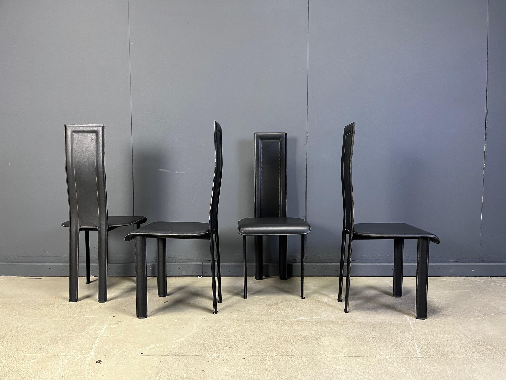 Satz von 4 schwarzen italienischen Lederstühlen mit hoher Rückenlehne.

schönes, schlankes und zeitloses Design.

Die Stühle sind in gutem Zustand

1980er Jahre - Italien

Abmessungen
Höhe: 103cm
Breite 45cm
Tiefe: 45 cm
Sitzhöhe: 45cm

Ref.: