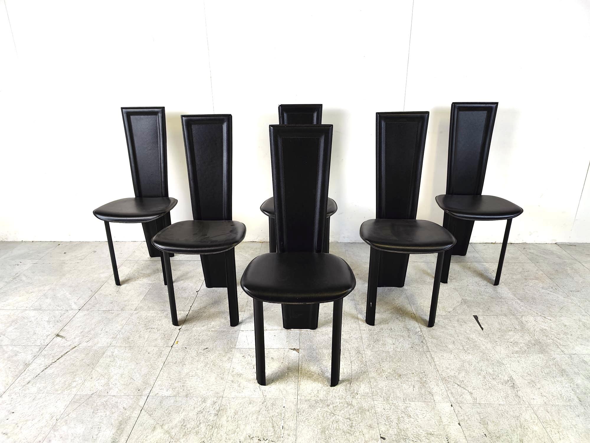 Set of 6 black italian leather high back dining chairs.

beautiful sleek and timeless design.

The chairs are in good condition

1980s - Italy

Dimensions
height: 102cm/40.15