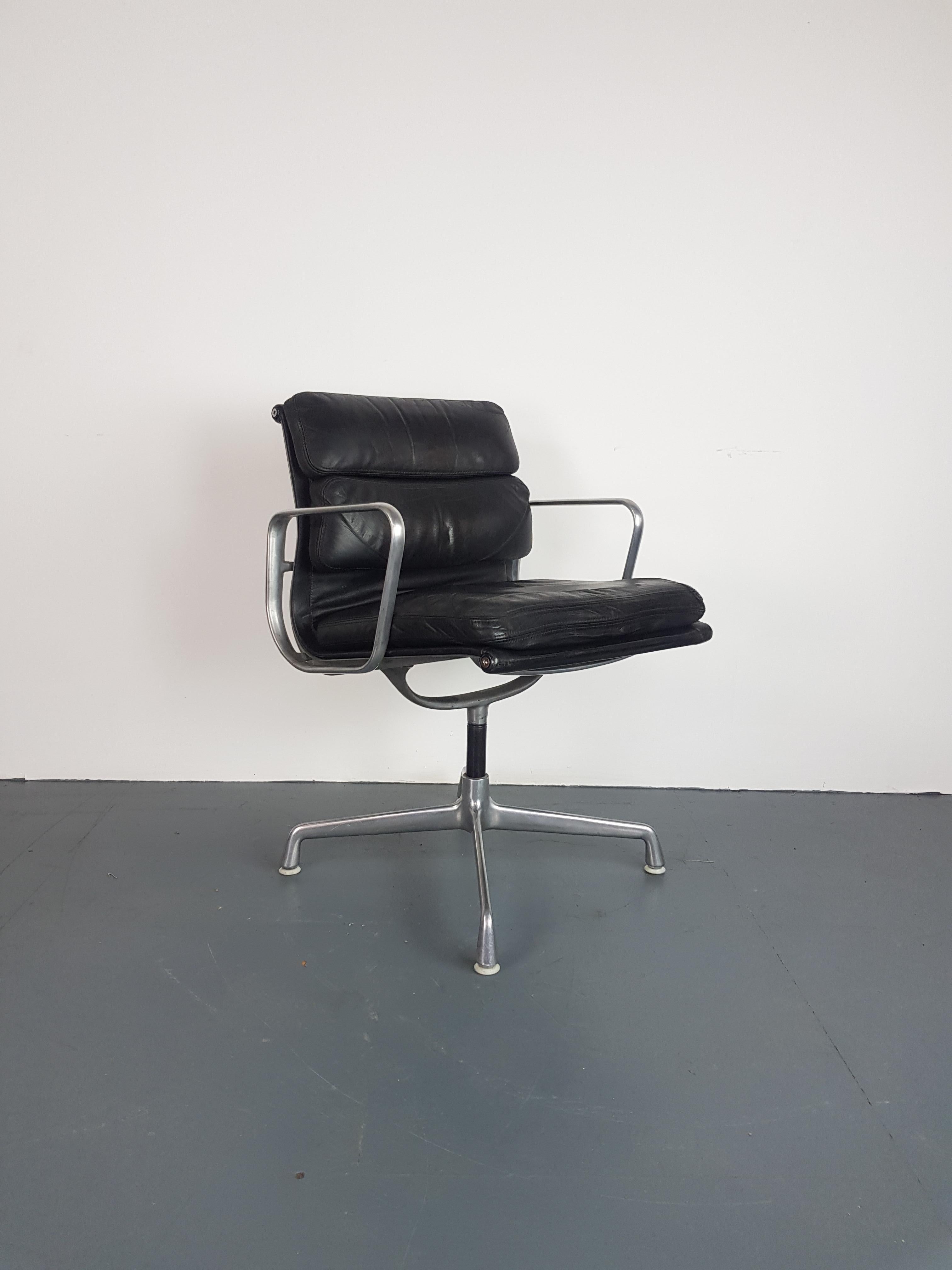 Lovely vintage black leather Soft Pad Aluminium Group chair designed by Charles and Ray Eames for Herman Miller in the 1960s. This is an early 1970s model.

In good vintage condition. There is some age-related wear to the leather but nothing