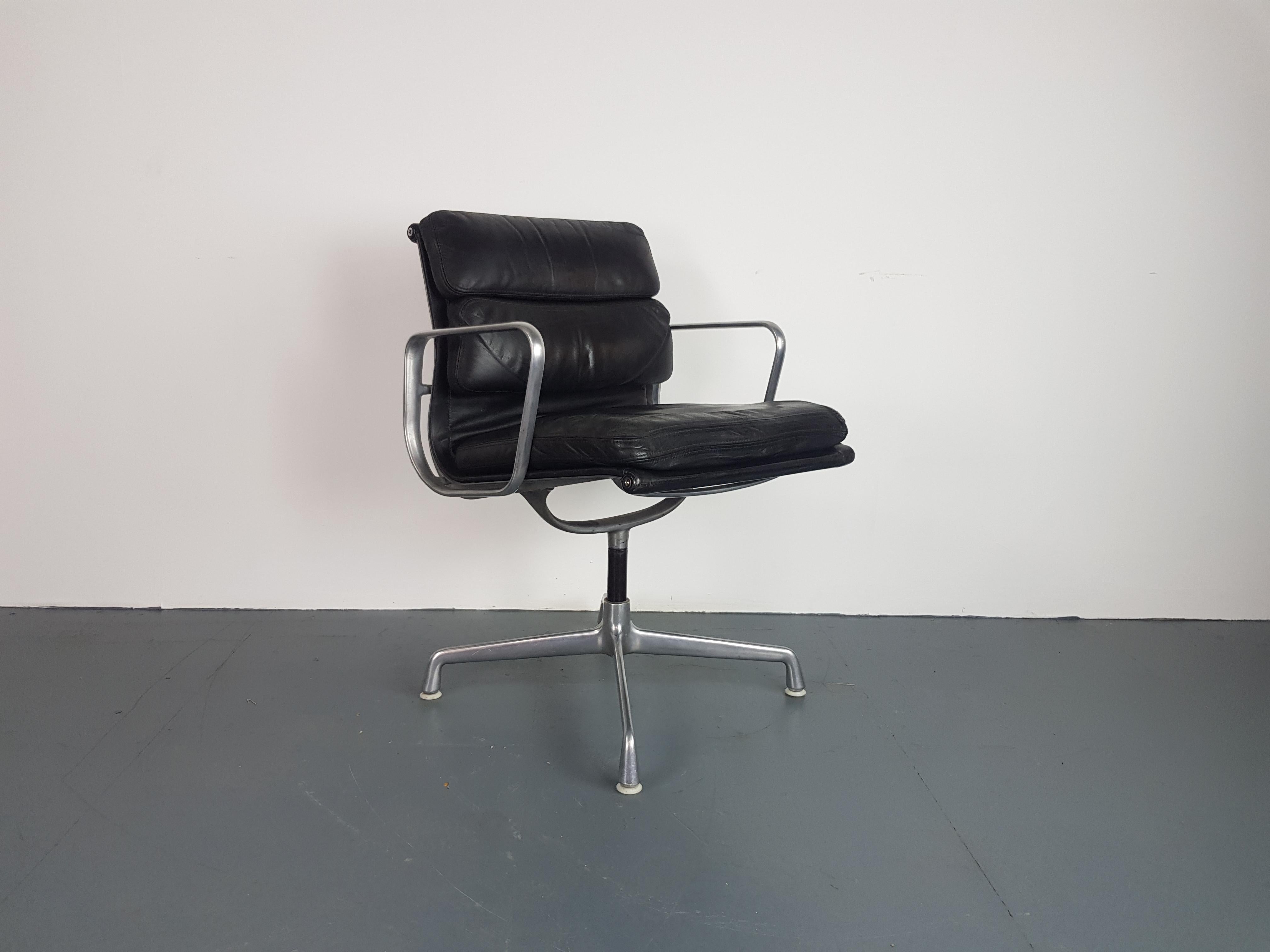 American Vintage Black Leather Eames for Herman Miller Soft Pad Aluminium Group Chair For Sale