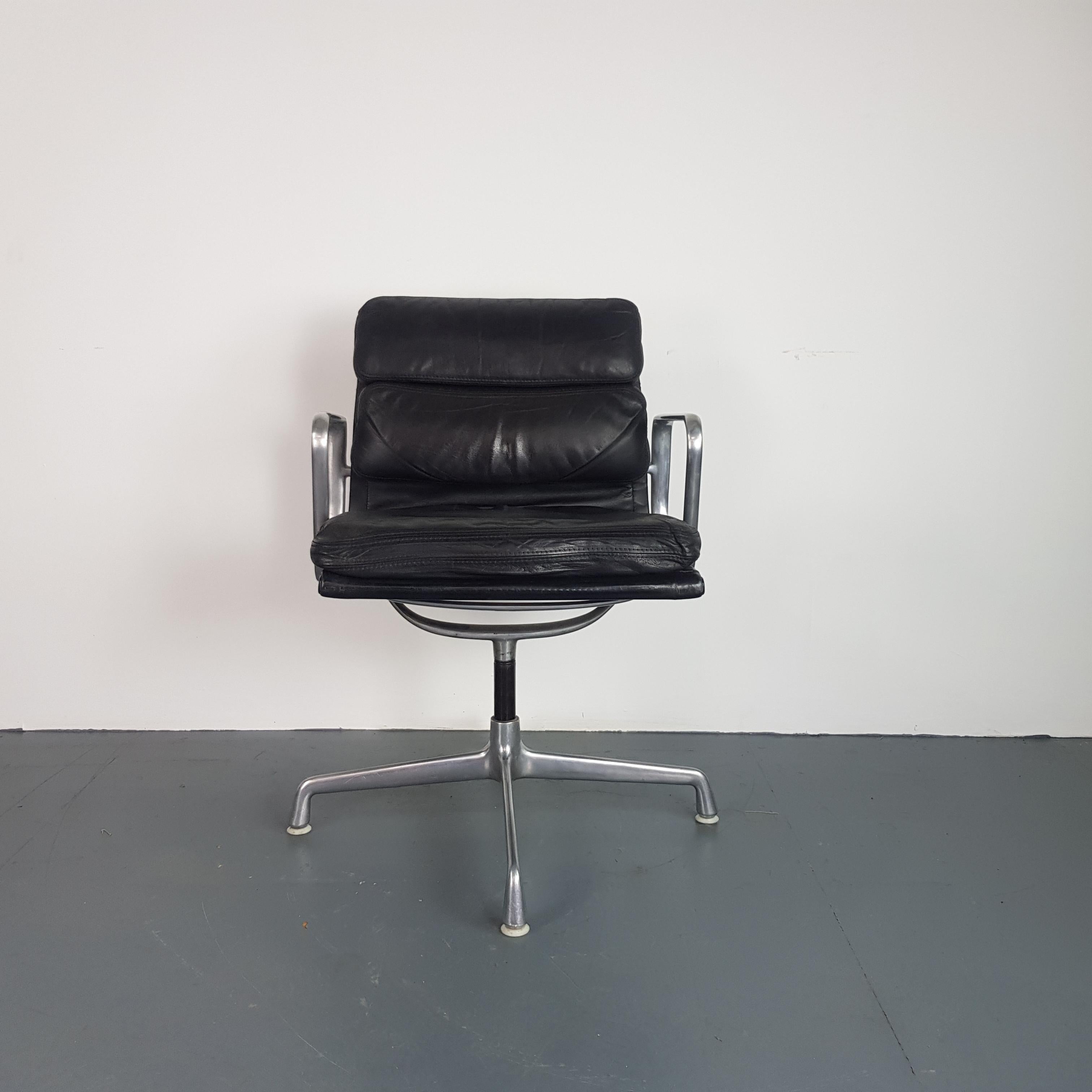 Vintage Black Leather Eames for Herman Miller Soft Pad Aluminium Group Chair In Good Condition For Sale In Lewes, East Sussex