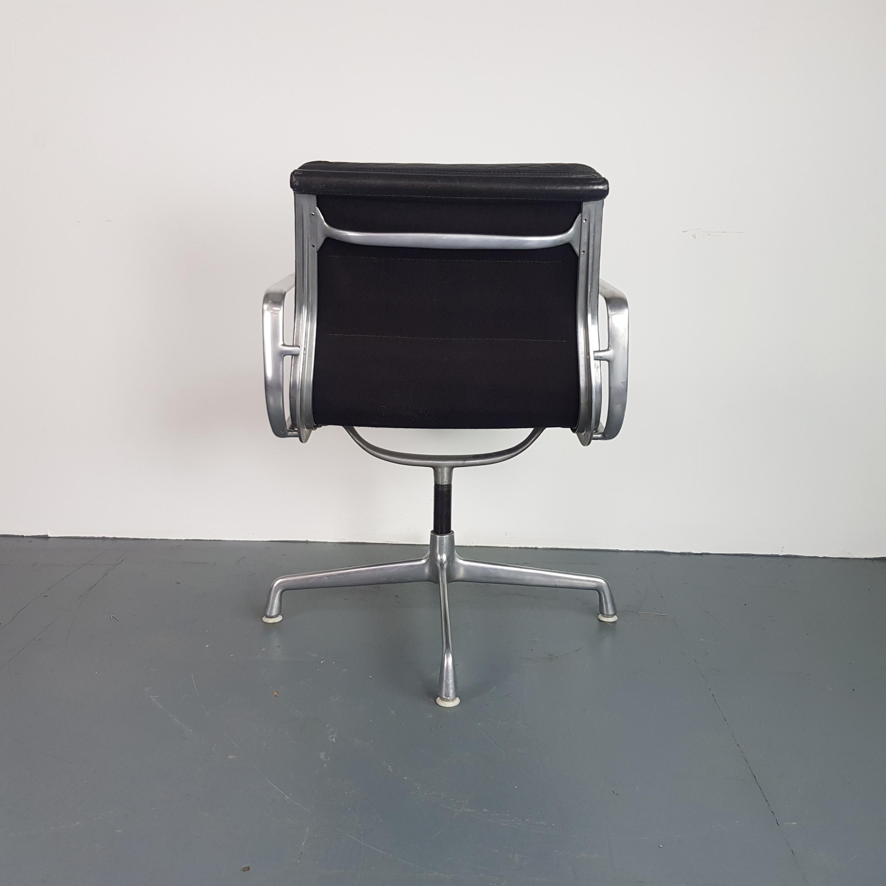 20th Century Vintage Black Leather Eames for Herman Miller Soft Pad Aluminium Group Chair For Sale