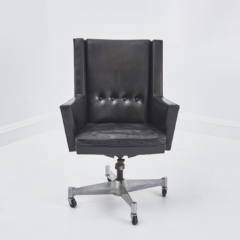 Timeless sophistication for your workspace with this rare vintage swivel office chair designed by the legendary American designer, George Nelson. 

A masterpiece of mid-century modern design, this chair combines sleek aesthetics with exceptional