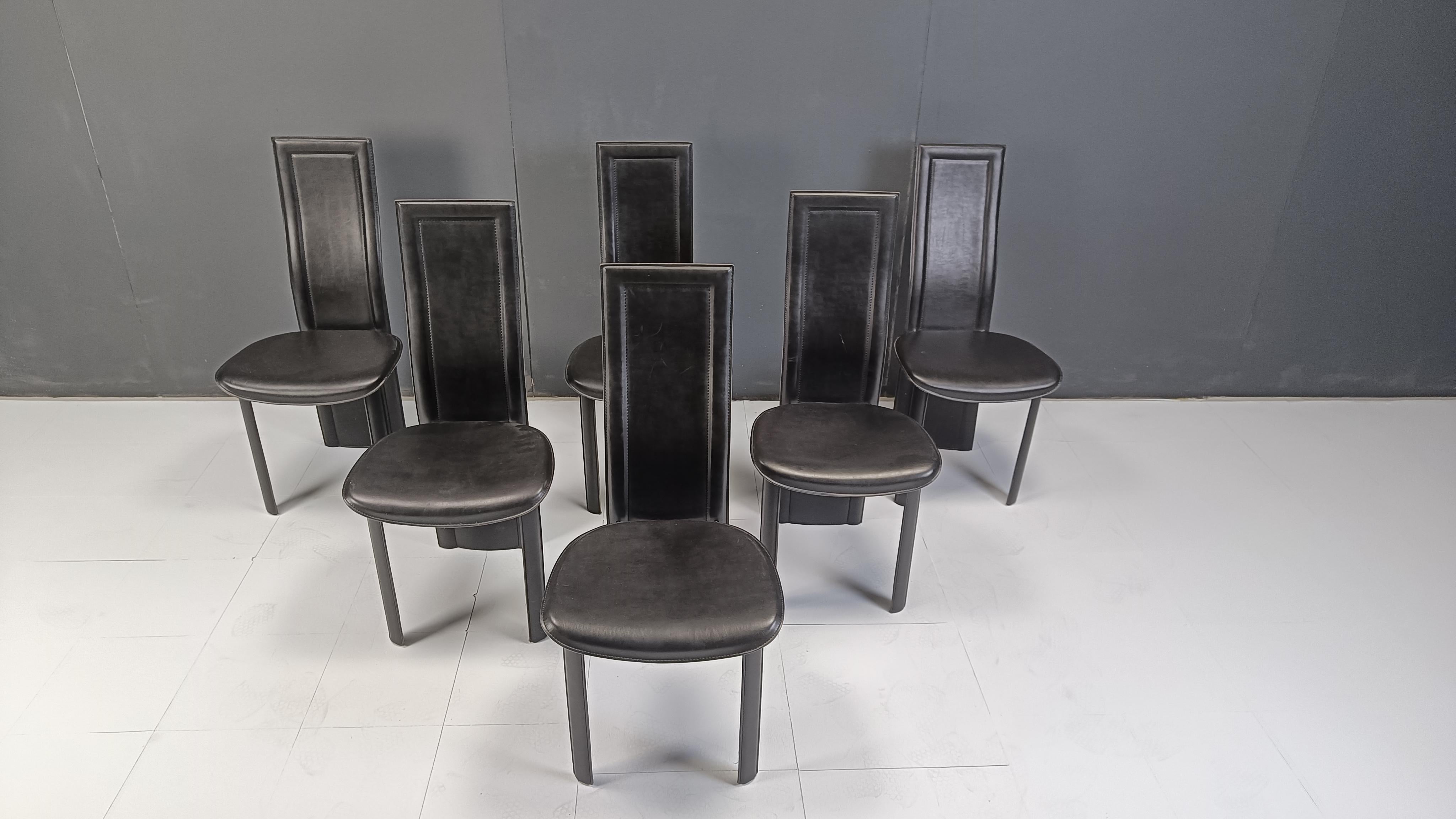 Set of 6 black italian leather high back dining chairs.

Beautiful sleek and timeless design with the backrest continuing all the way down to form the back legs.

The chairs are in good condition

1980s - Italy

Dimensions
Height: 97cm
Width: