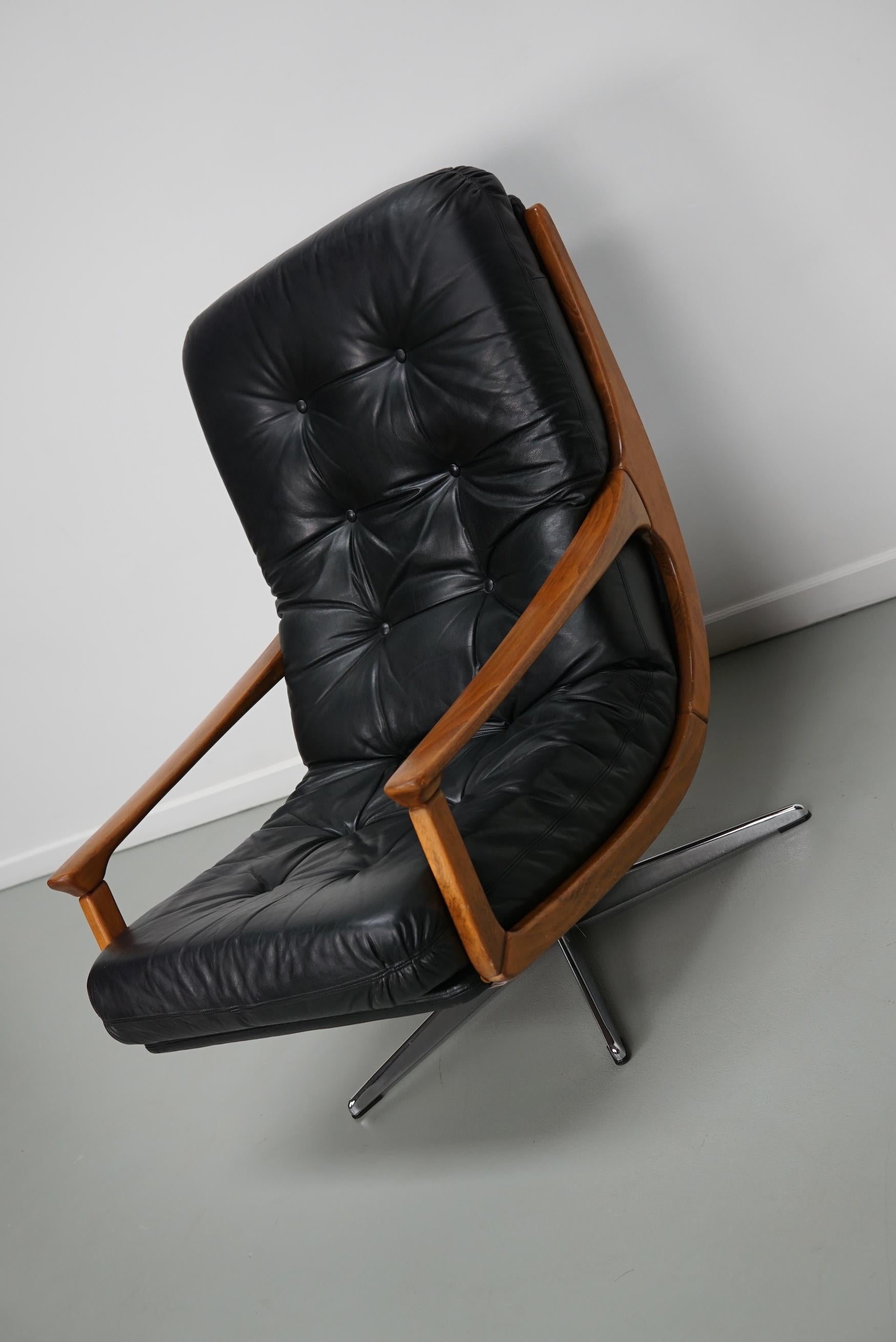 This lounge chair was designed by Eugen Schmidt and made by Soloform around the 1960s. The leather seating harmonizes very nicely with the wood of the armrests. The leather of the armchair is still in very good condition and the overall chair has